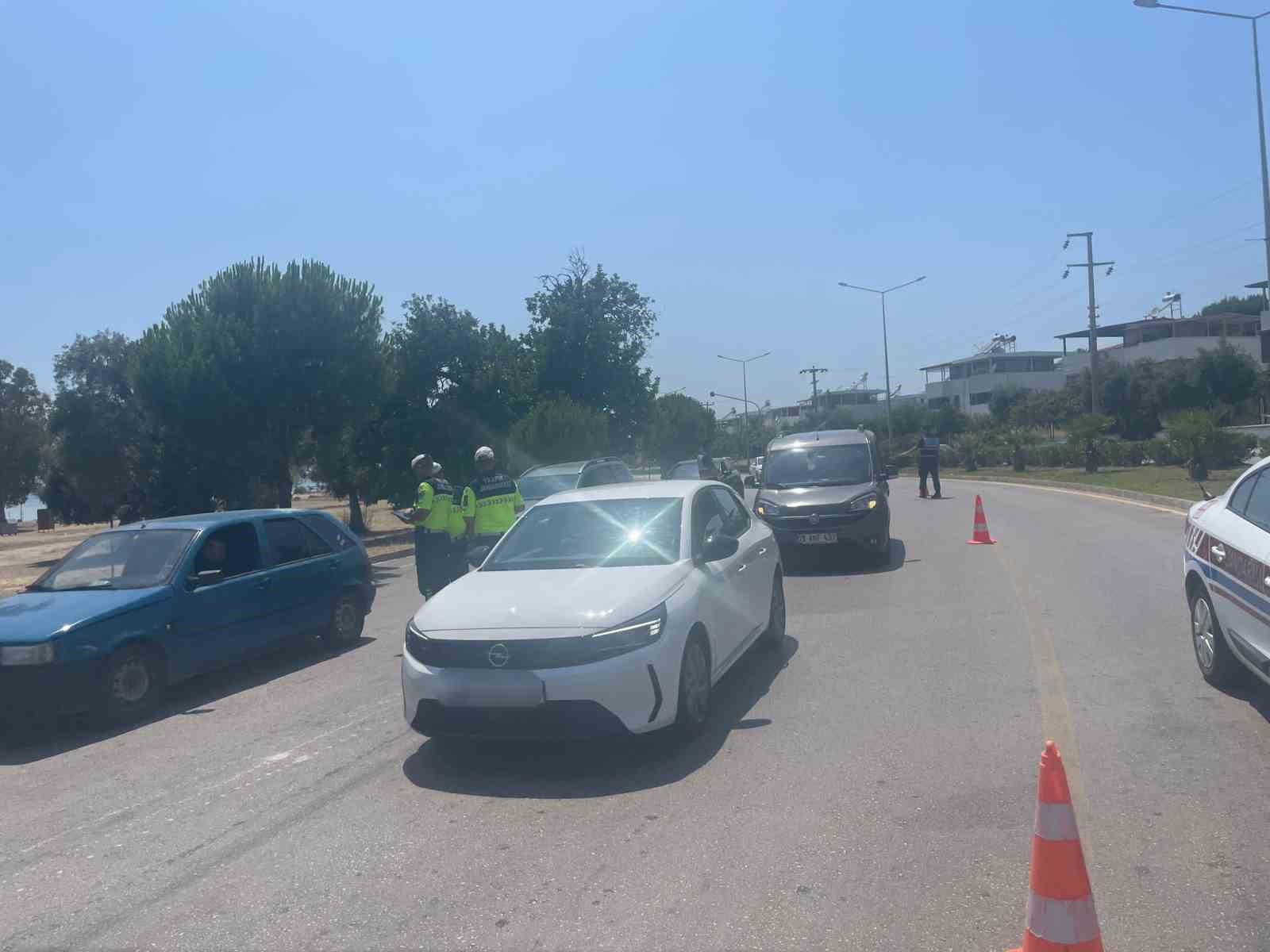 Kurallara uymayan 33 sürücü cezadan kaçamadı
