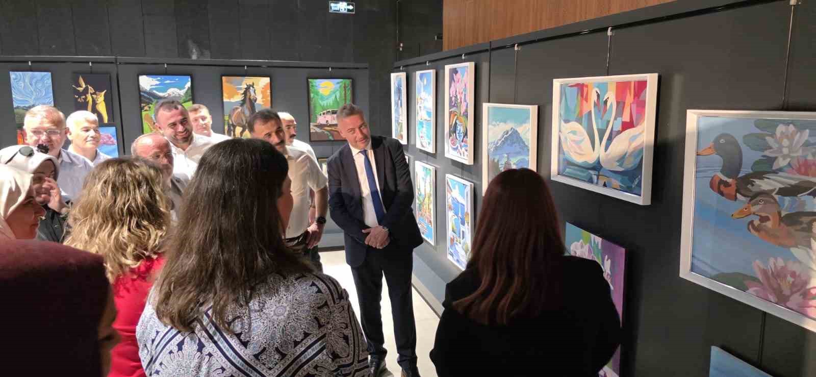 Sanat, kutsal mek&acirc;nlarla buluştu: &Ouml;ğrenci ve &ouml;ğretmenlerden anlamlı sergi
