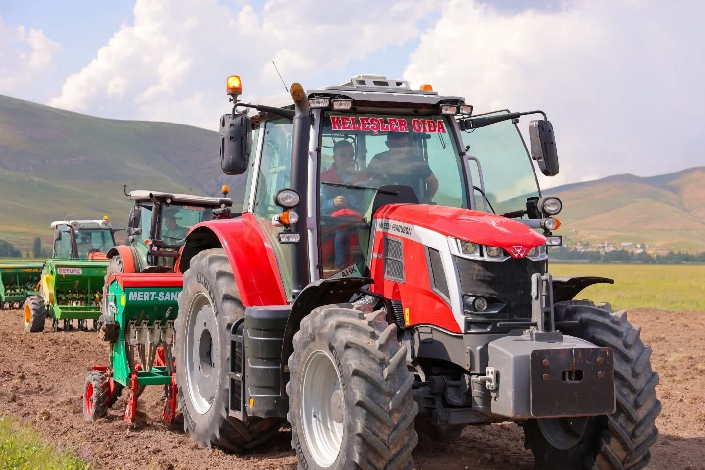 Bayburt’ta 300 dekar mera alanında ekim ve gübreleme çalışması yapıldı
