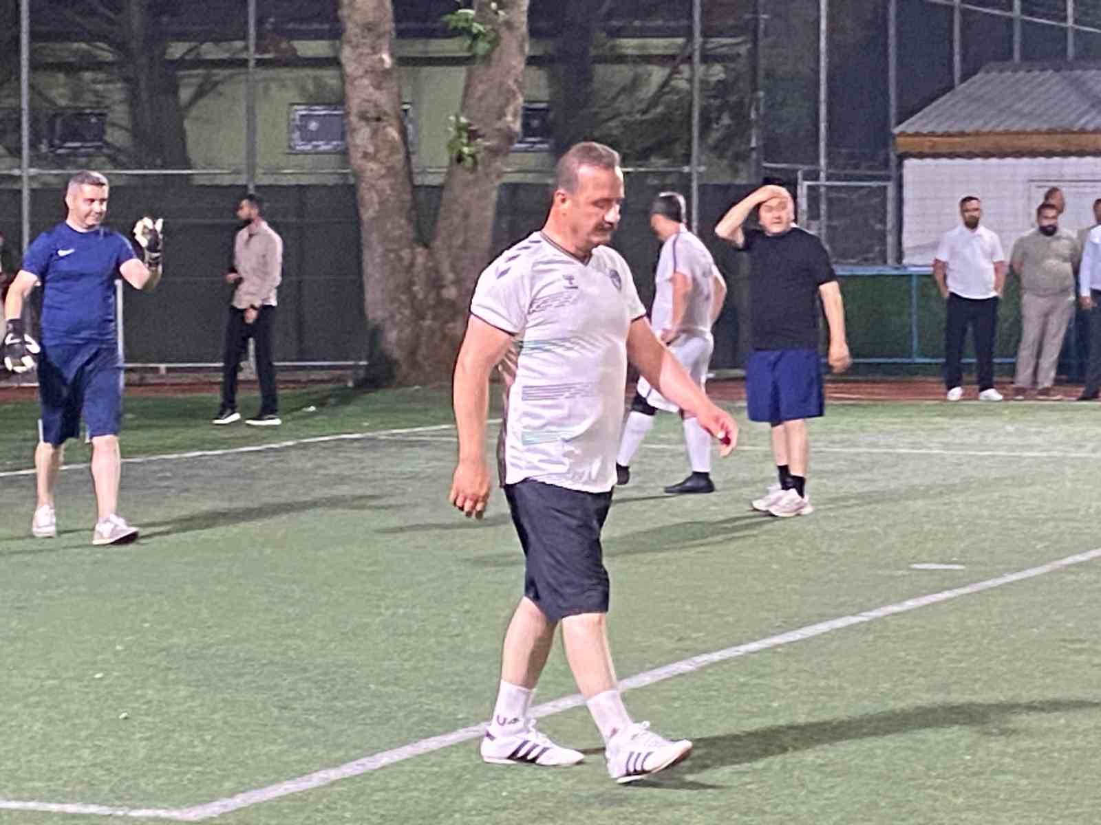 Ağıralioğlu, halı sahada maç yaptı, ortaya renkli görüntüler çıktı
