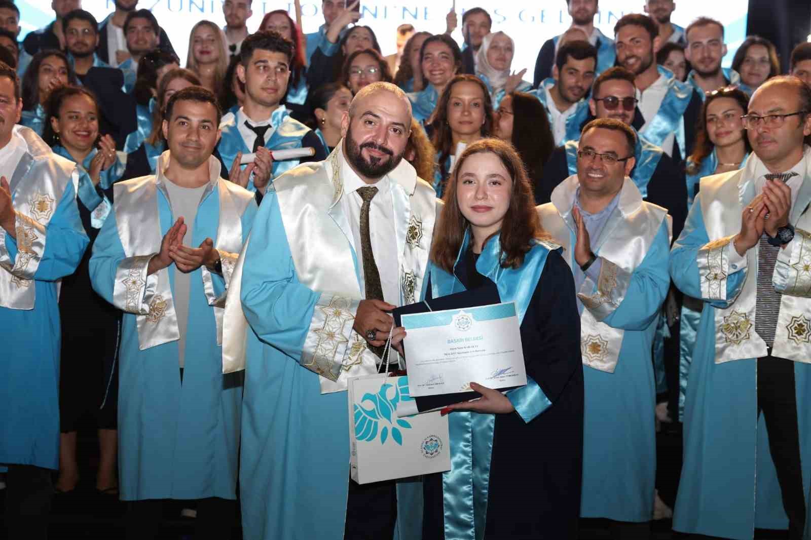 ALKÜ’nün 10. yılında mezuniyet coşkusu