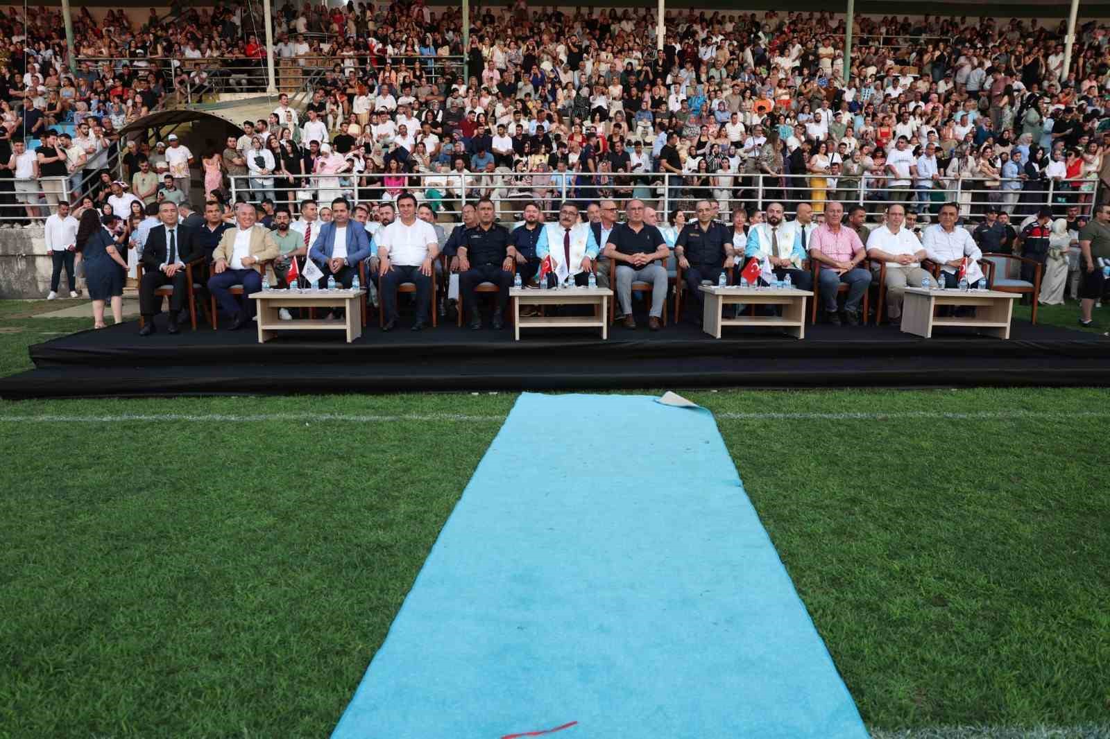 ALK&Uuml;&rsquo;n&uuml;n 10. yılında mezuniyet coşkusu
