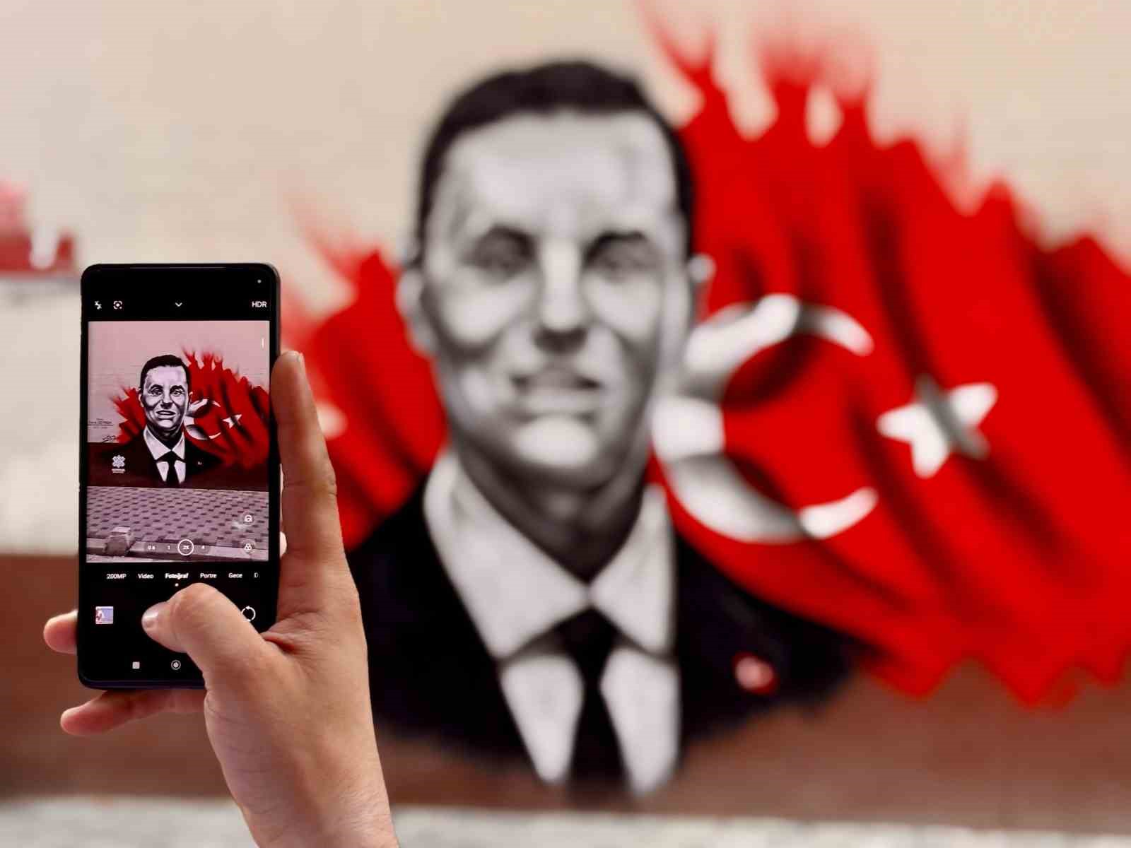 Balıkesir&rsquo;de Ferdi Zeyrek&rsquo;in resmi grafitiyle okul duvarına işlendi
