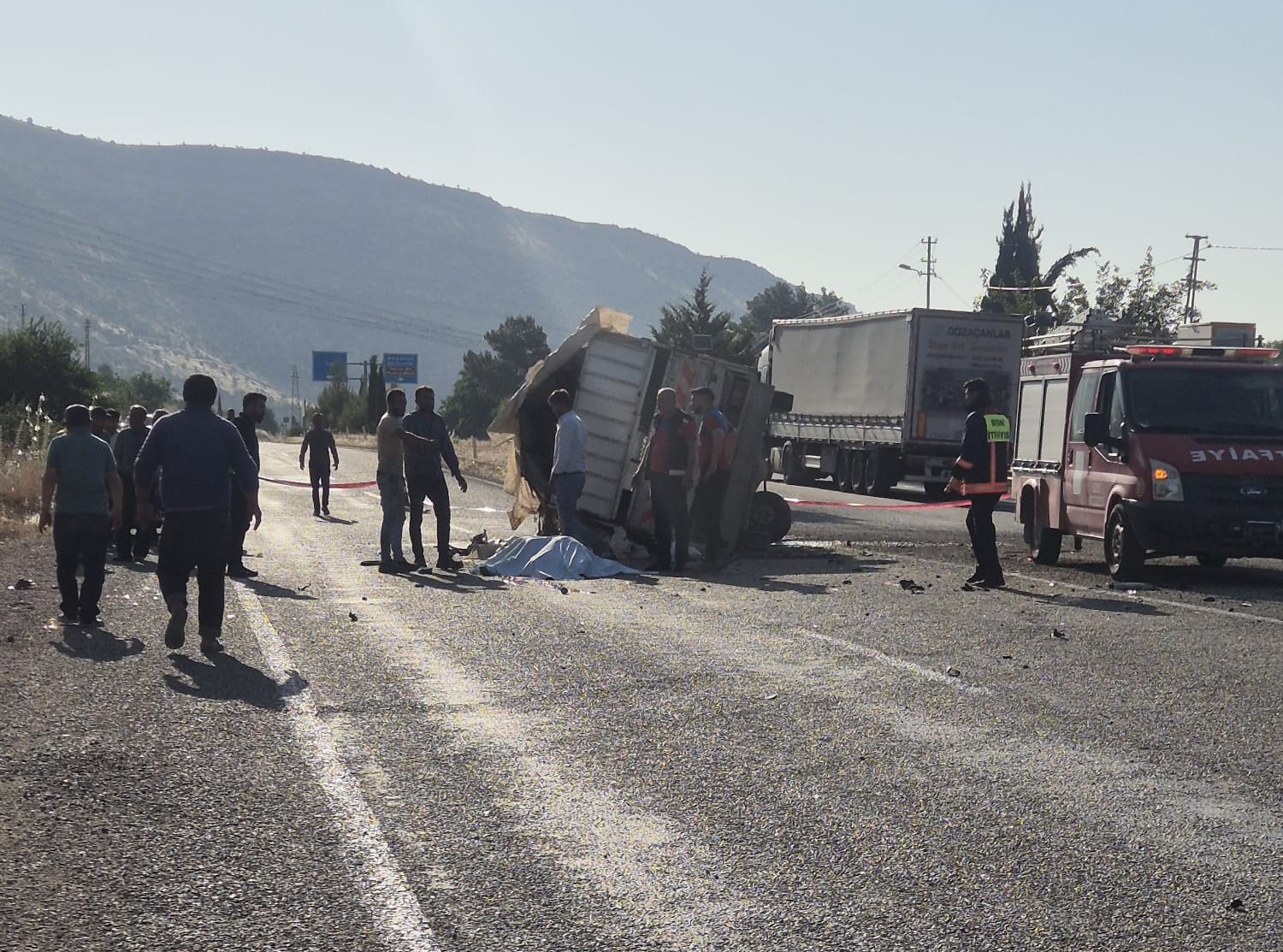 Otomobil ile kamyonet çarpıştı: 1 ölü, 4 yaralı