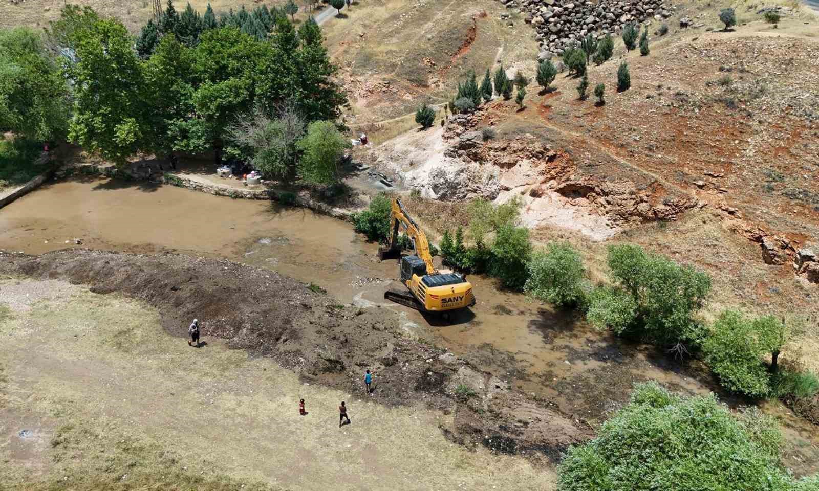 Araban Sıtma Pınar Çayı’nda temizlik çalışması yapıldı