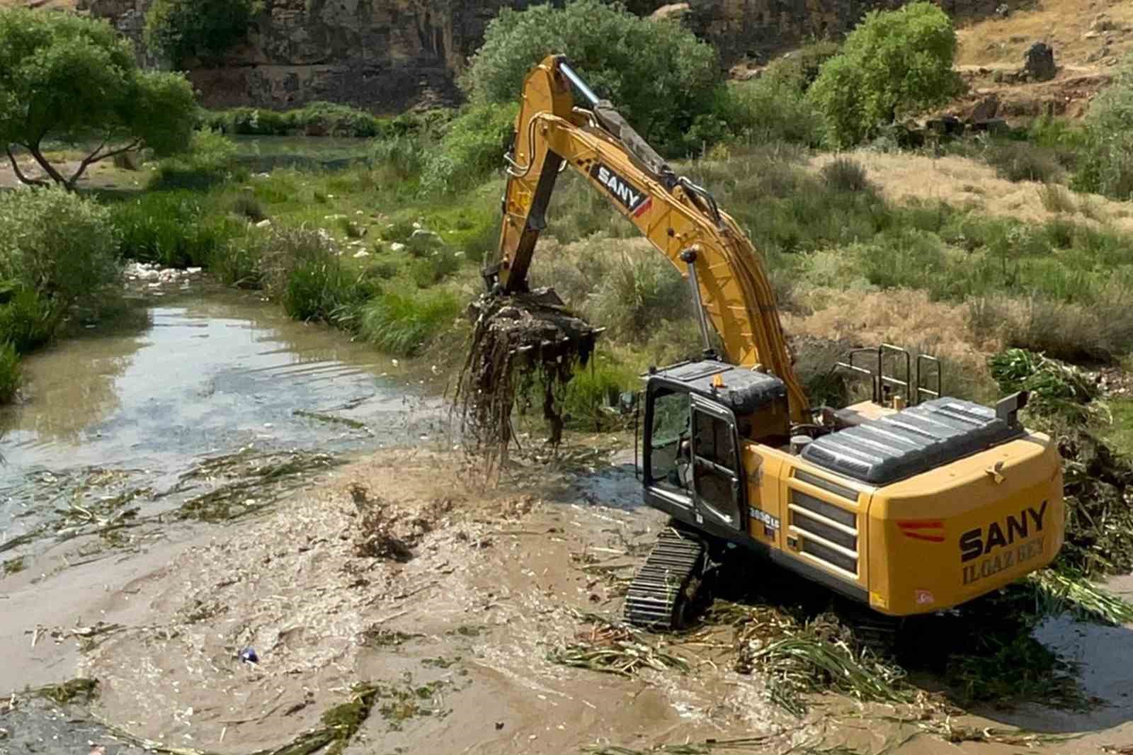 Araban Sıtma Pınar Çayı’nda temizlik çalışması yapıldı
