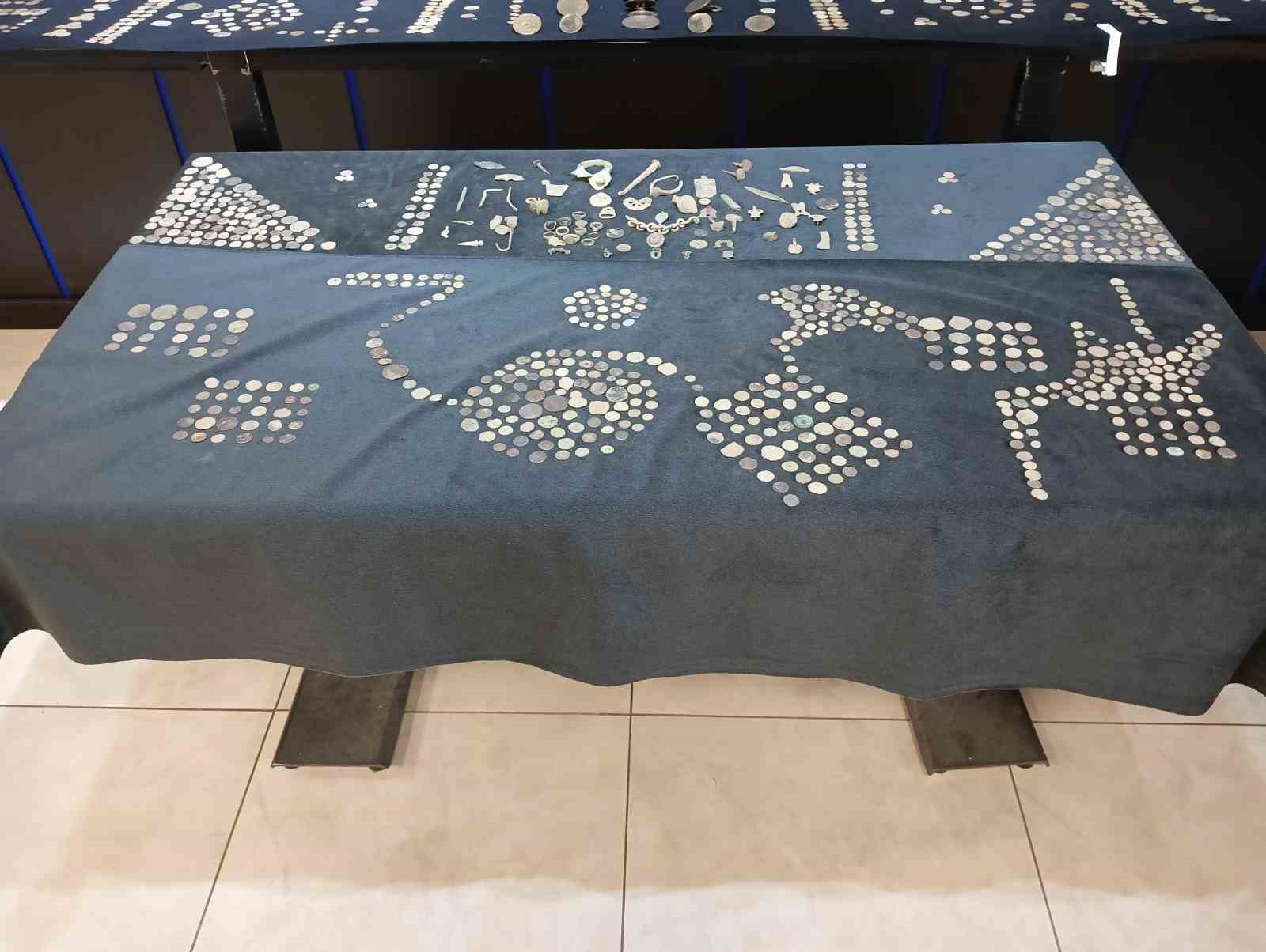 Ankara’da tarihi eser operasyonu: Eski dönemlere ait çok sayıda sikke ve eşya ele geçirildi