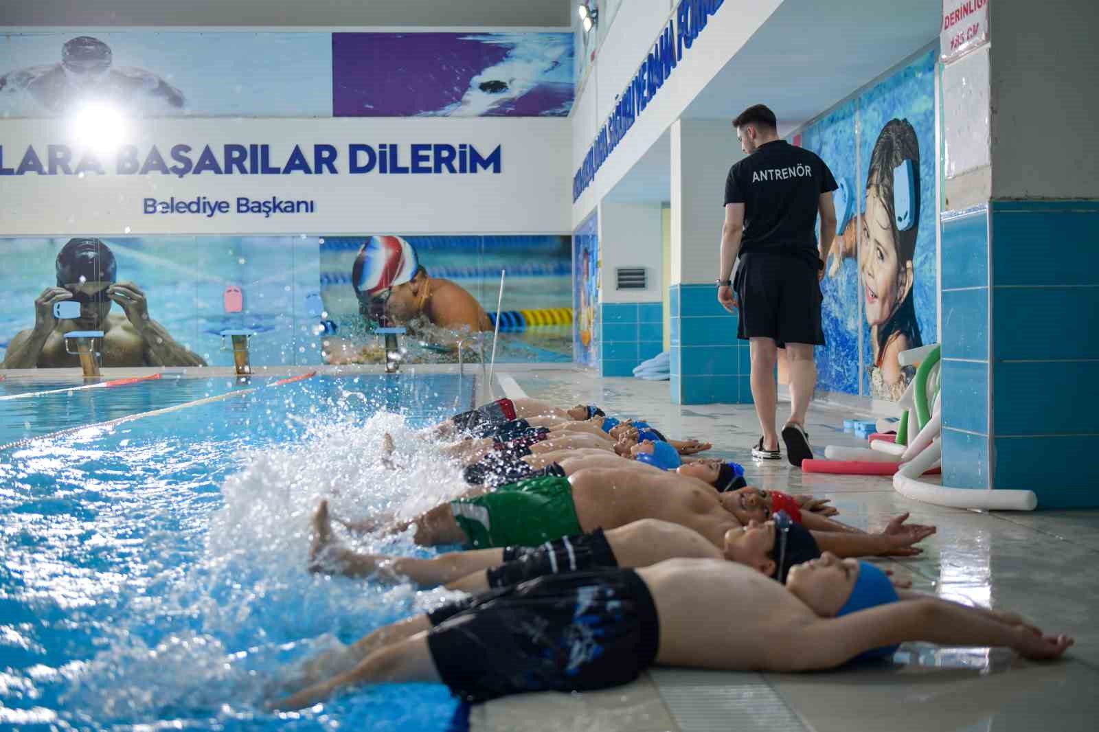 Esenyurt Belediyesi’nden çocuk ve gençlere yüzme fırsatı