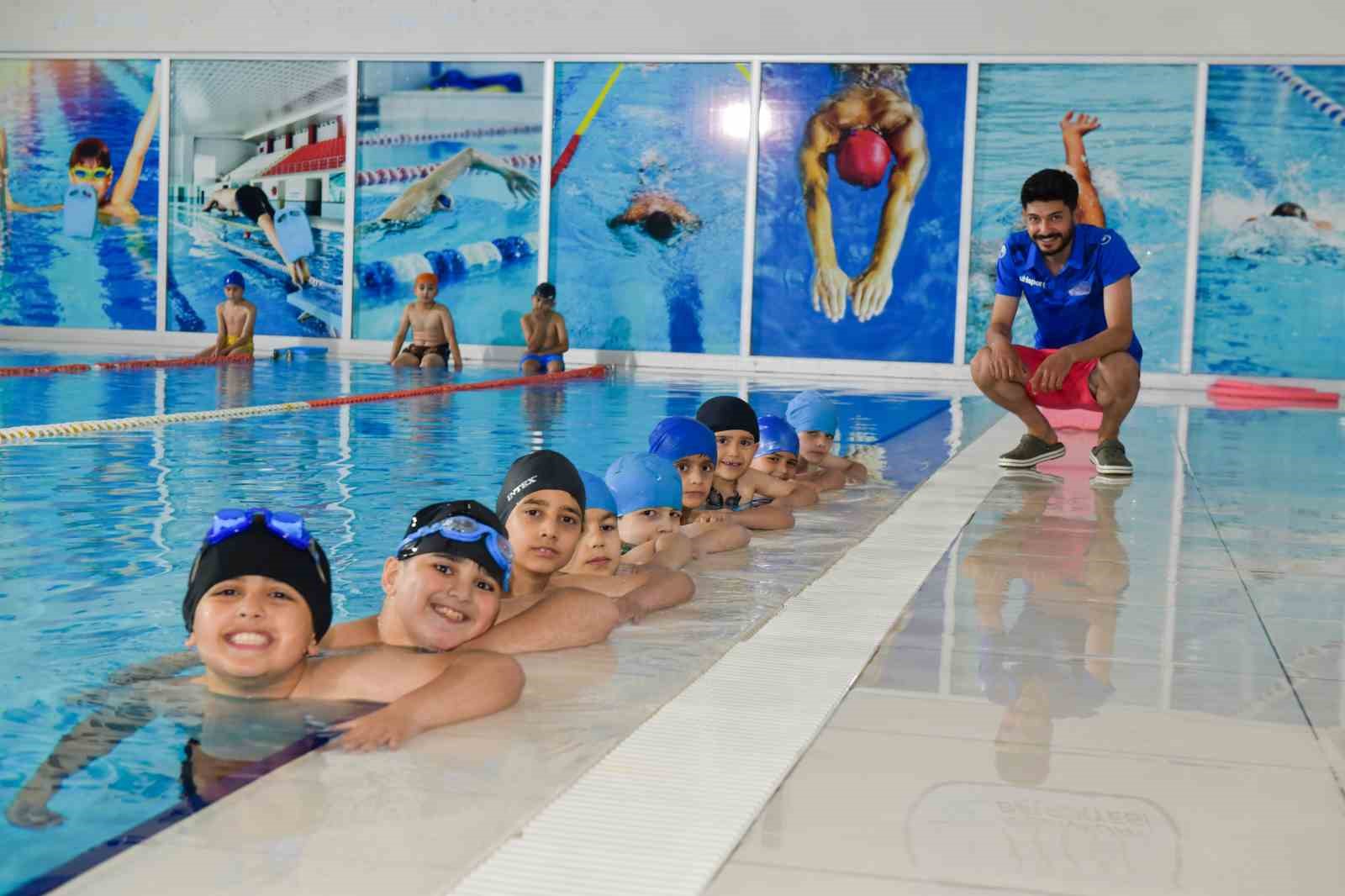 Esenyurt Belediyesi&rsquo;nden &ccedil;ocuk ve gen&ccedil;lere y&uuml;zme fırsatı
