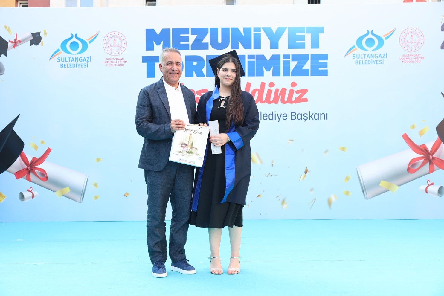 Sultangazili gen&ccedil;lerin mezuniyet heyecanına Vali G&uuml;l de ortak oldu
