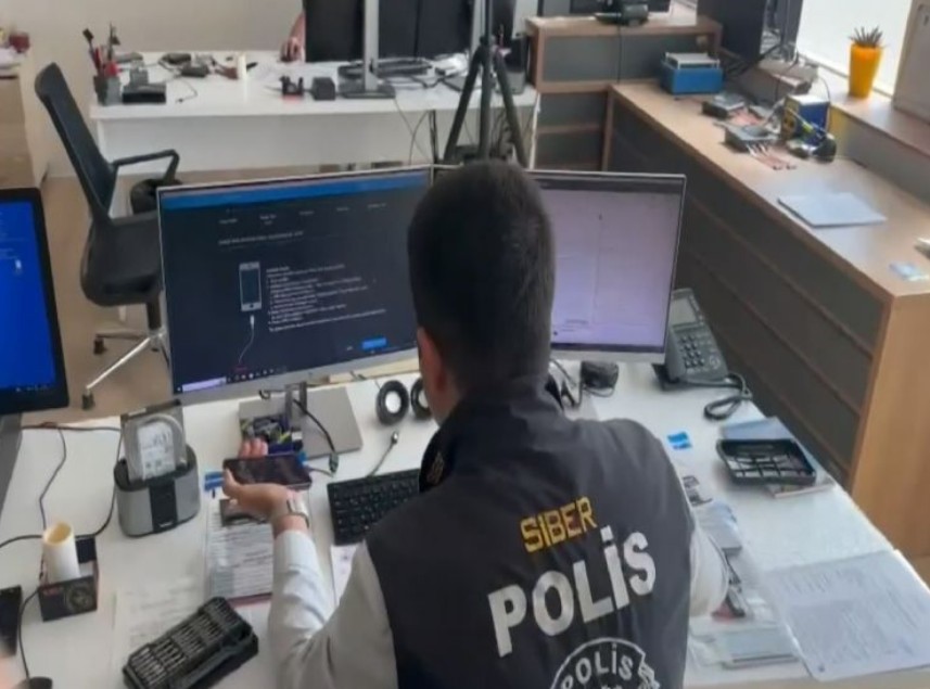 Depremzedenin kart bilgilerini kopyalayan dolandırıcı tutuklandı