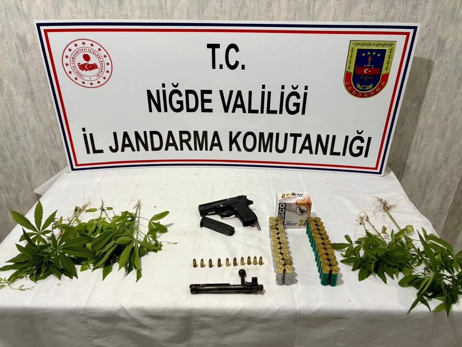 Niğde’de jandarmadan uyuşturucu ve ruhsatsız silah operasyonu