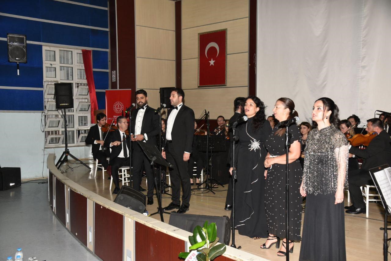 Balıkesirli öğretmenlerin kurduğu Maarif Orkestrası’ndan muhteşem konser