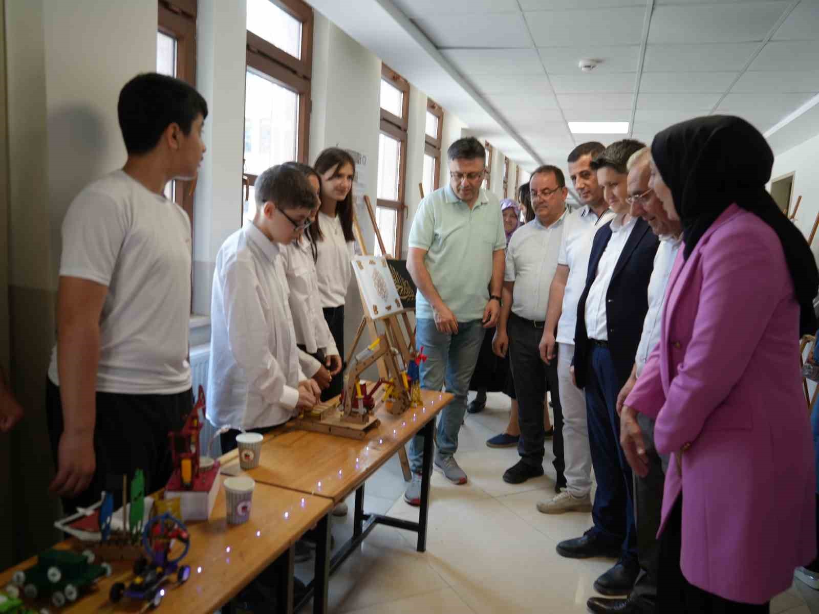Ortaokul öğrencilerin atık malzemelerden yaptığı tasarımlar büyük ilgi gördü