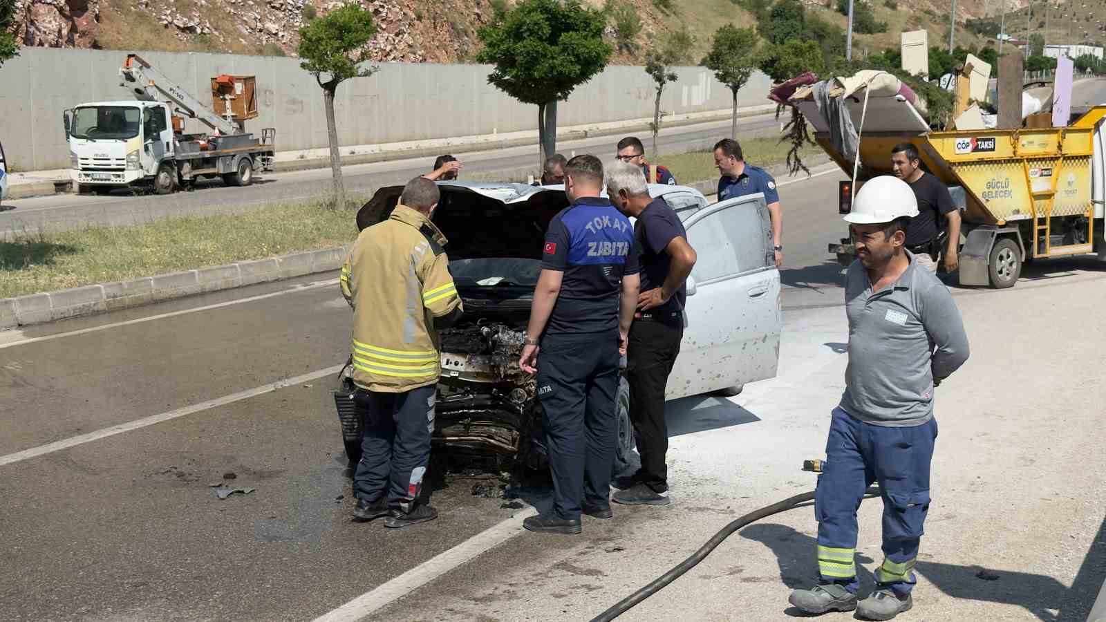 Tokat’ta otomobil elektrik direğine çarpıp karşı şeride geçti: 3 yaralı