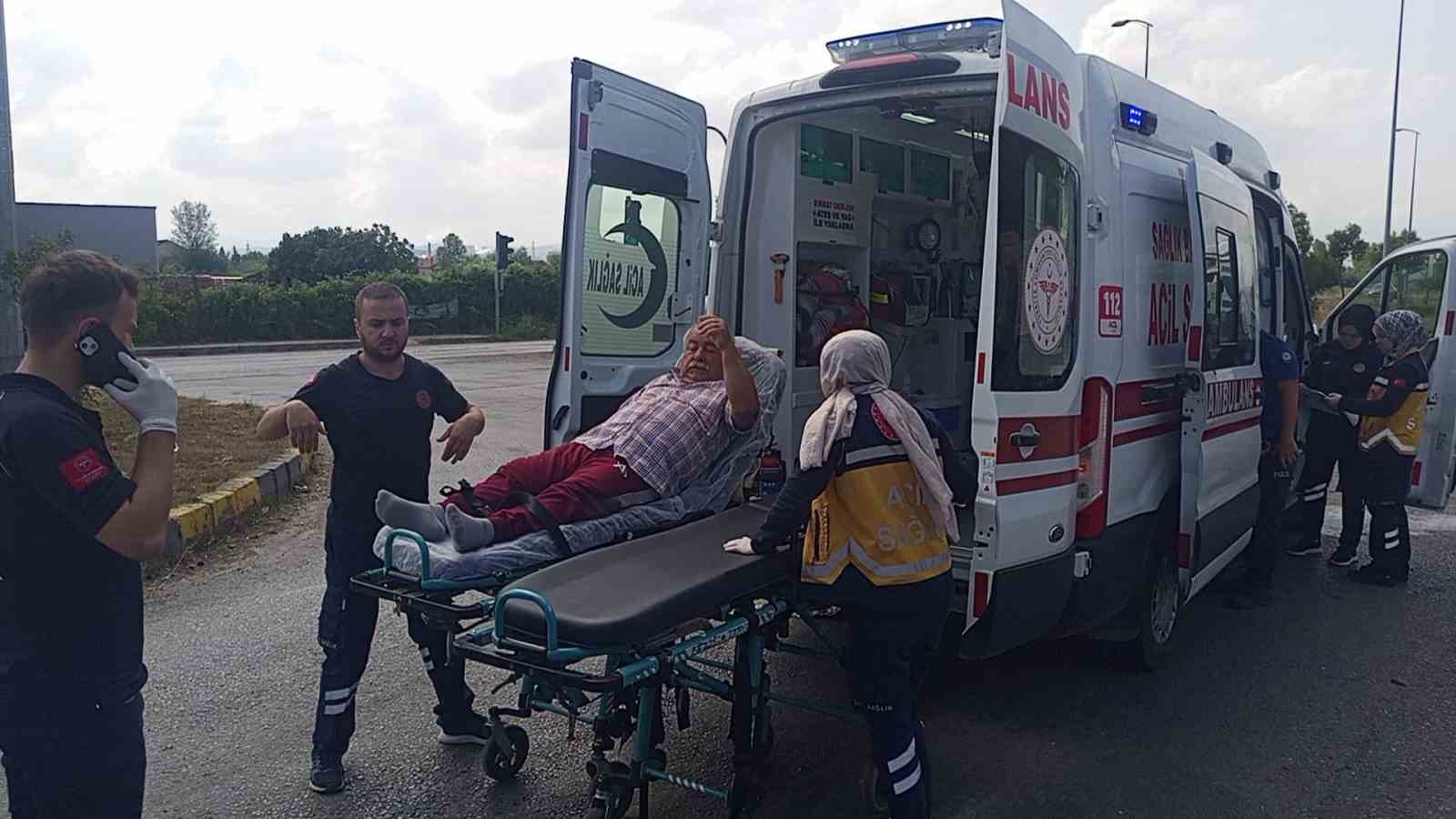 Çaycuma’da hasta sevki yapan ambulansla otomobil çarpıştı