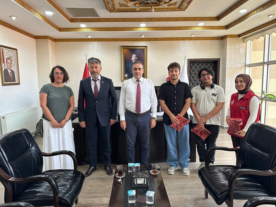 Kaymakam Memiş, m&uuml;nazara yarışmasında dereceye giren &ouml;ğrencileri &ouml;d&uuml;llendirdi
