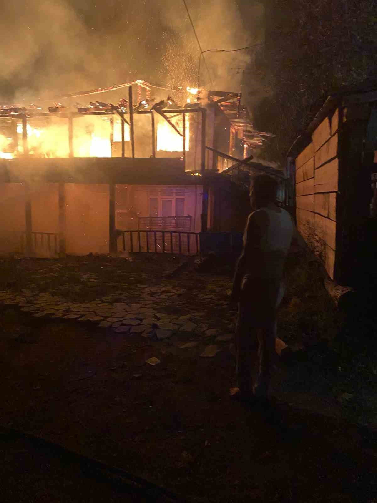 Kastamonu’da alevlere teslim olan ev küle döndü
