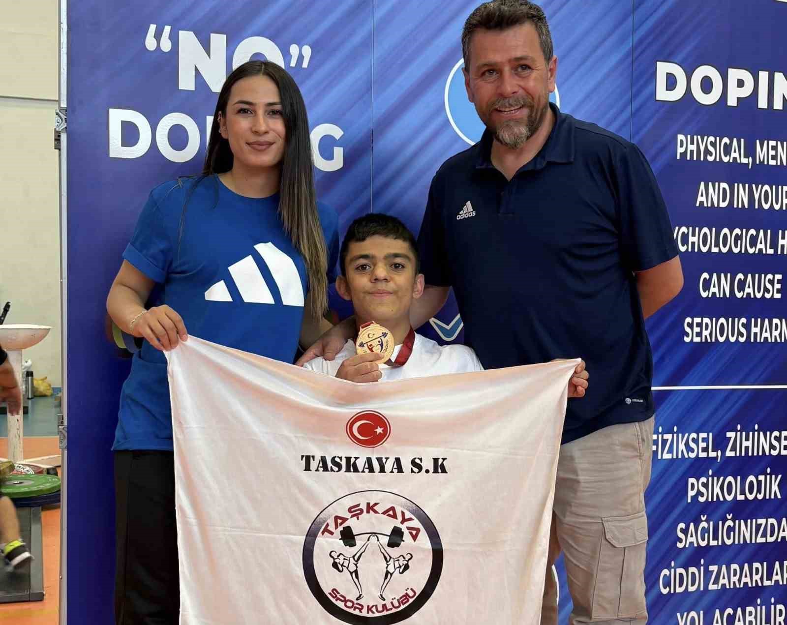 Kayserili bedensel engelli haltercilerden iki altın madalya