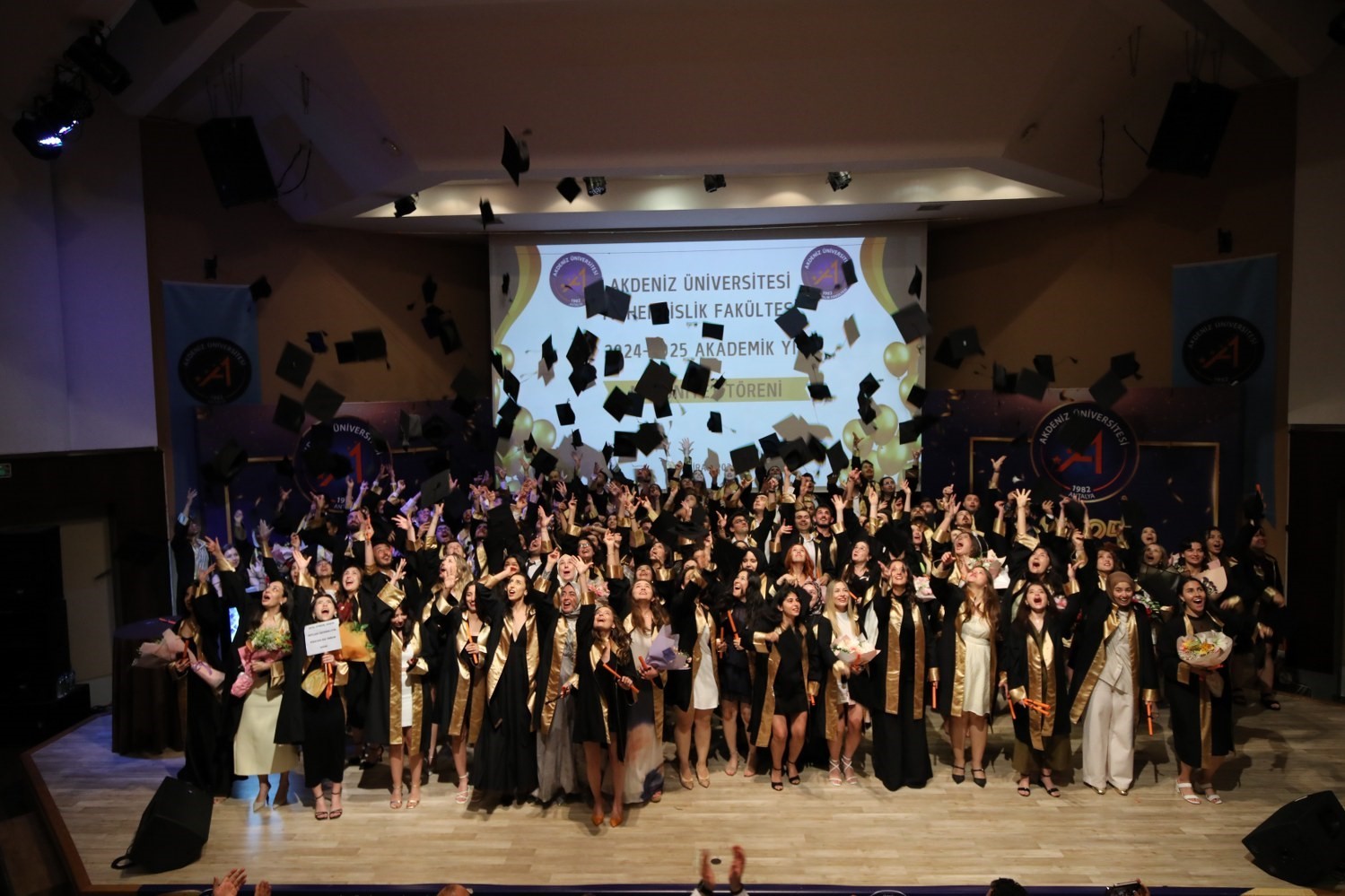 Akdeniz Üniversitesi’nde mühendisler mezun oldu