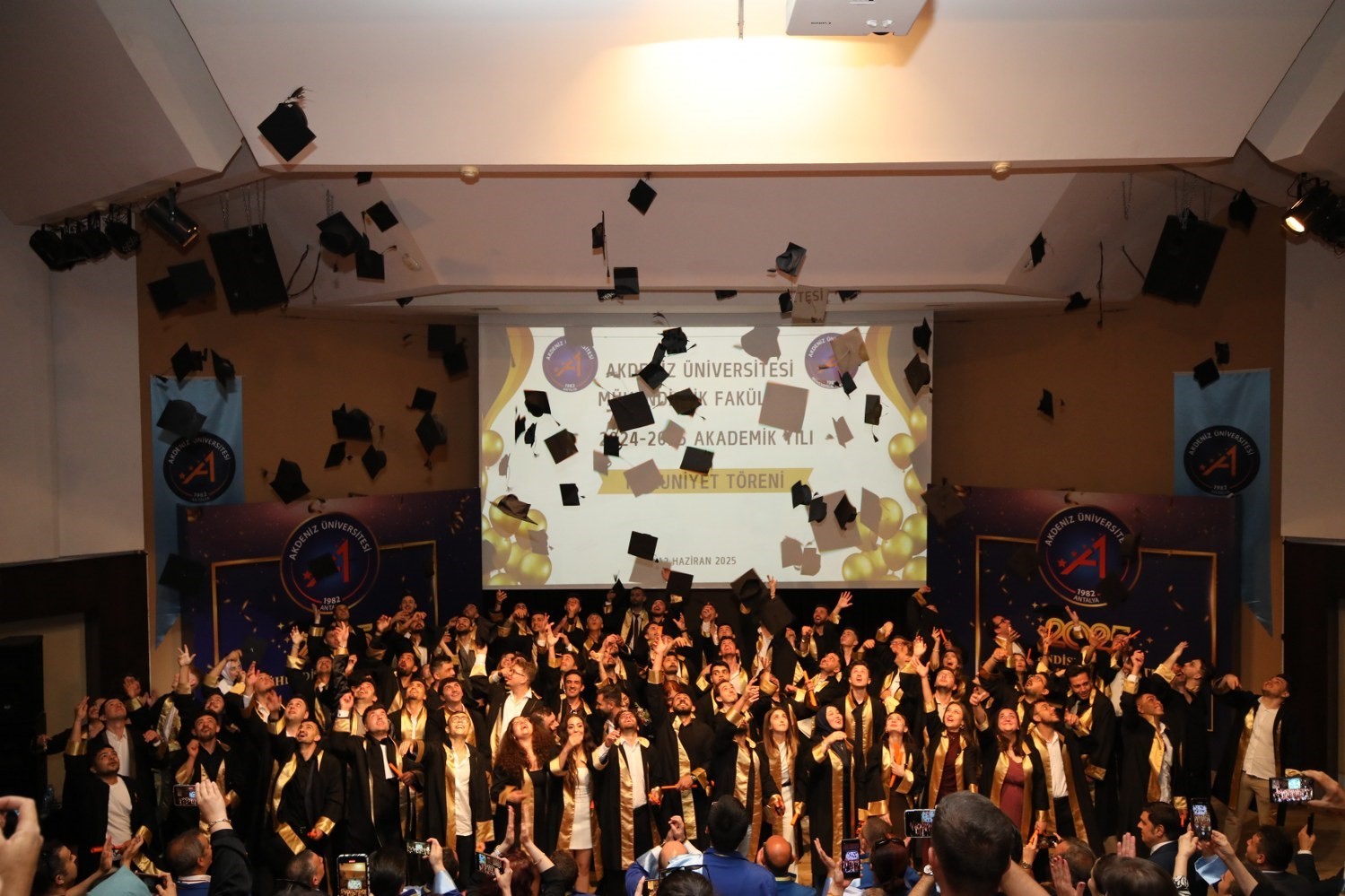 Akdeniz &Uuml;niversitesi&rsquo;nde m&uuml;hendisler mezun oldu
