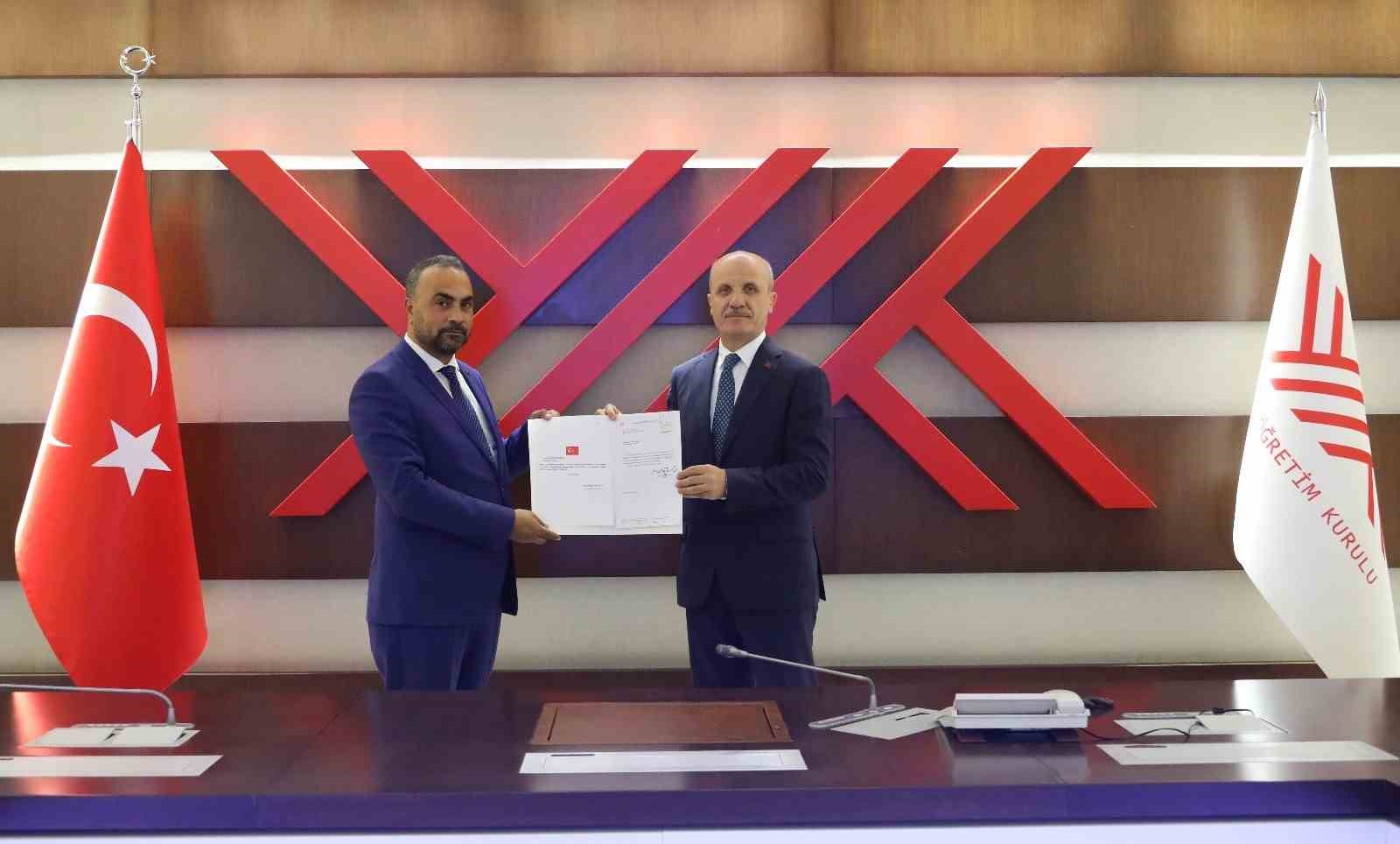 BAR&Uuml; Rekt&ouml;r&uuml; Prof. Dr. Ahmet Akkaya mazbatasını aldı
