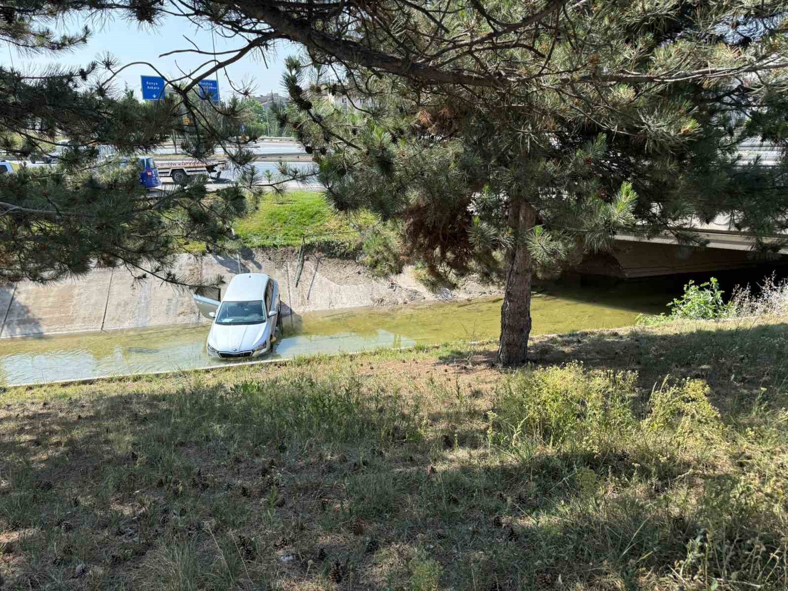 Otomobil sulama kanalına uçtu