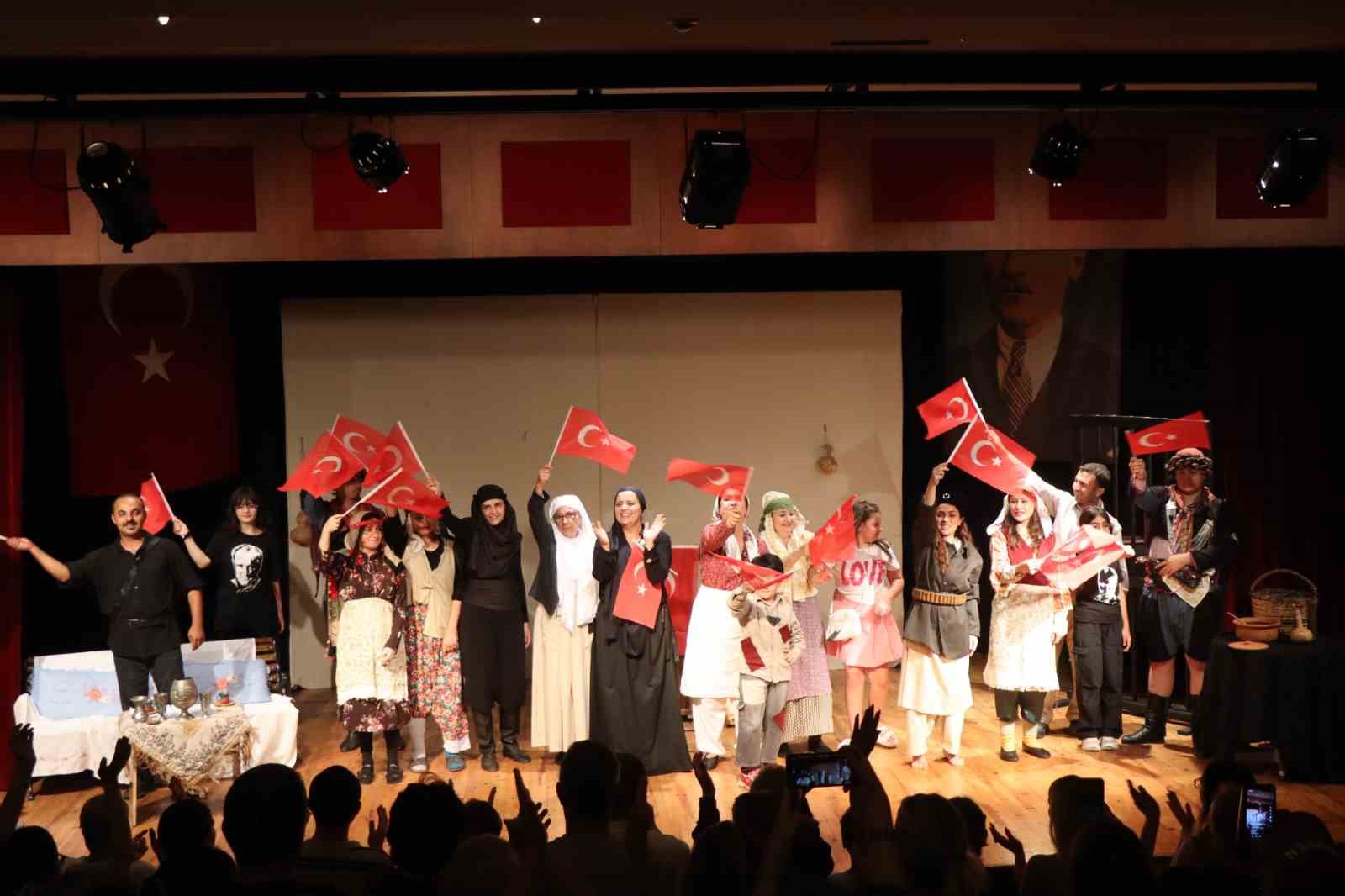 Nazilli’de tiyatro oyununa ilgi yoğun oldu