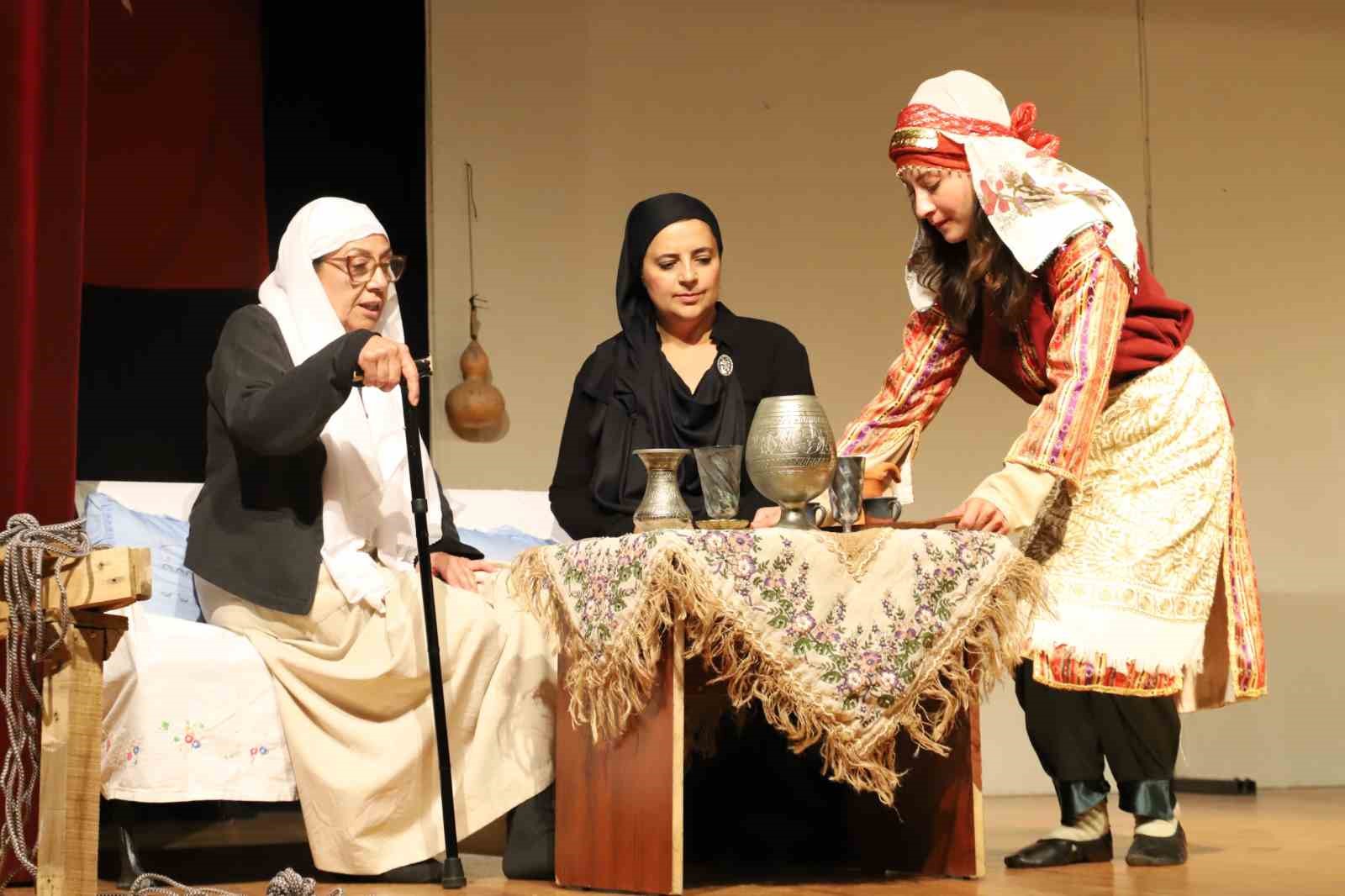 Nazilli&rsquo;de tiyatro oyununa ilgi yoğun oldu
