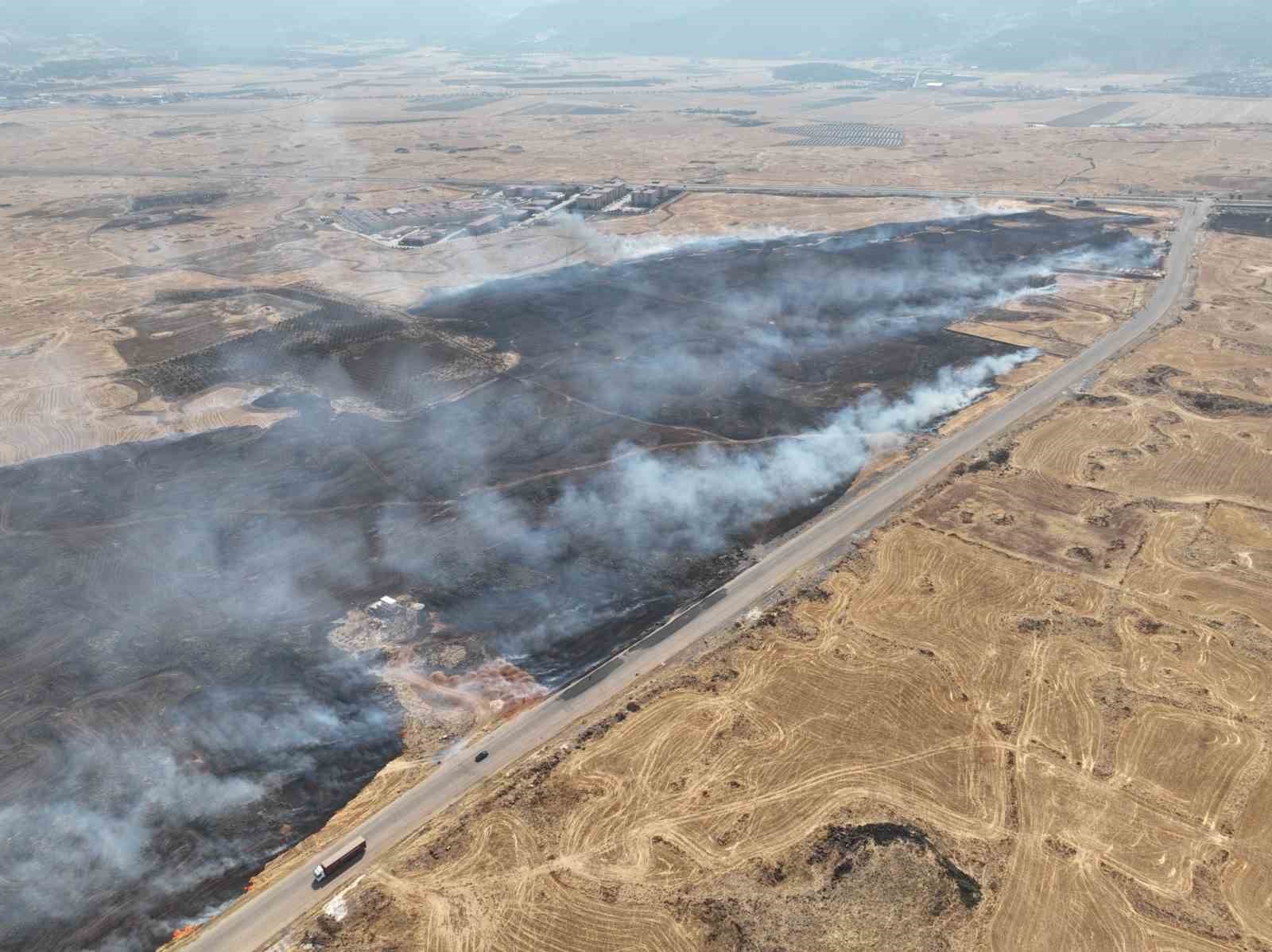 Gaziantep&rsquo;teki anız yangını 10 saat sonra kontrol altına alındı

