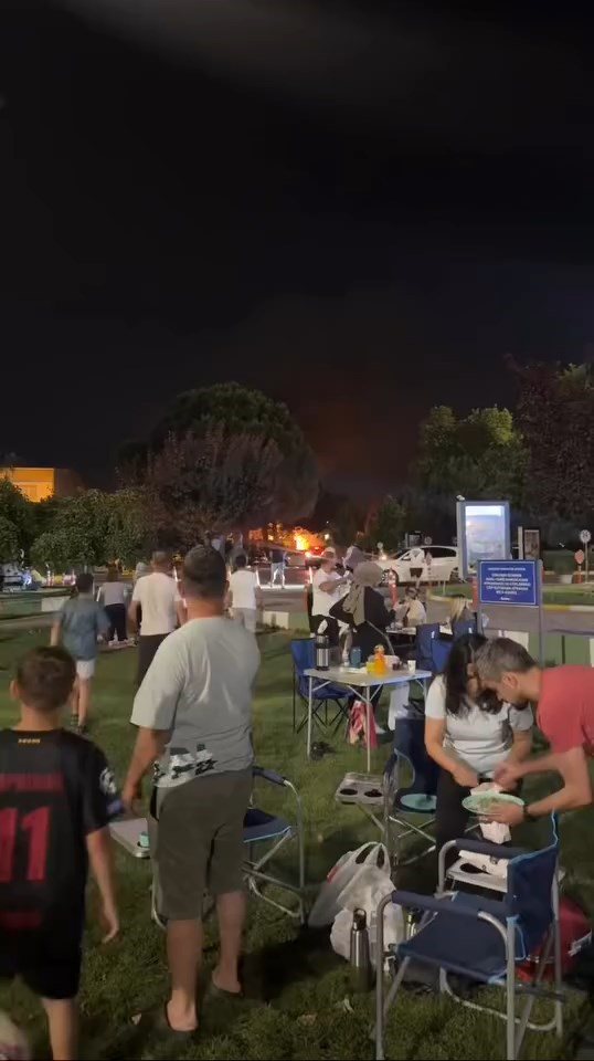 Özdilek Park’ta yükselen alevler, serinlemek için gelenlerin tadını kaçırdı