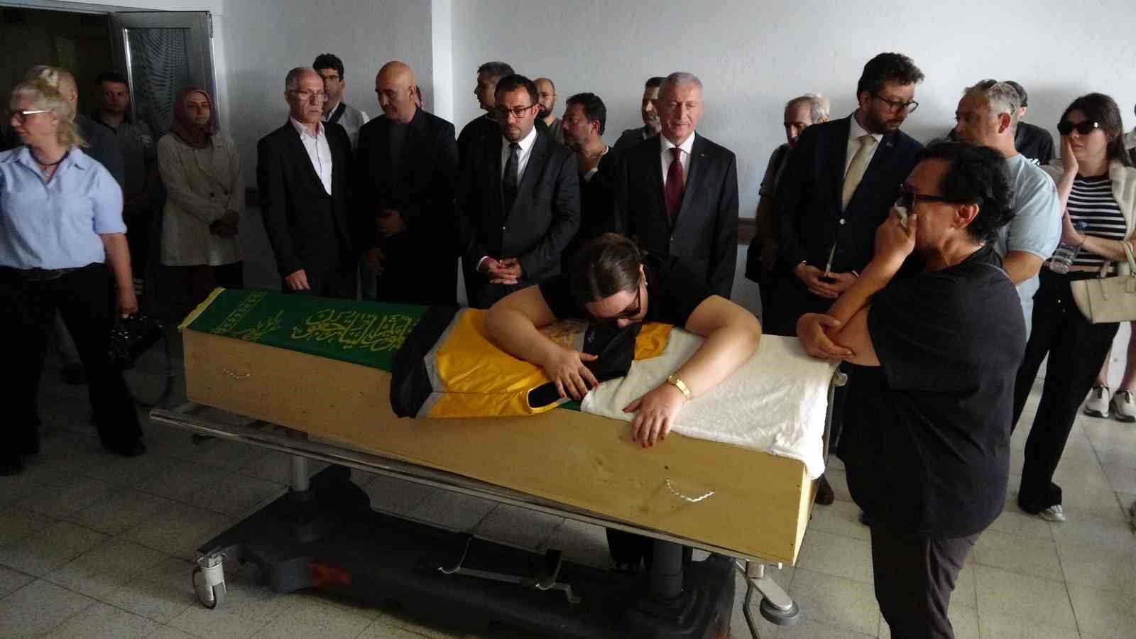 Düğününe 3 ay kalmıştı...Nişanlısı tabutuna sarılarak gözyaşı döktü