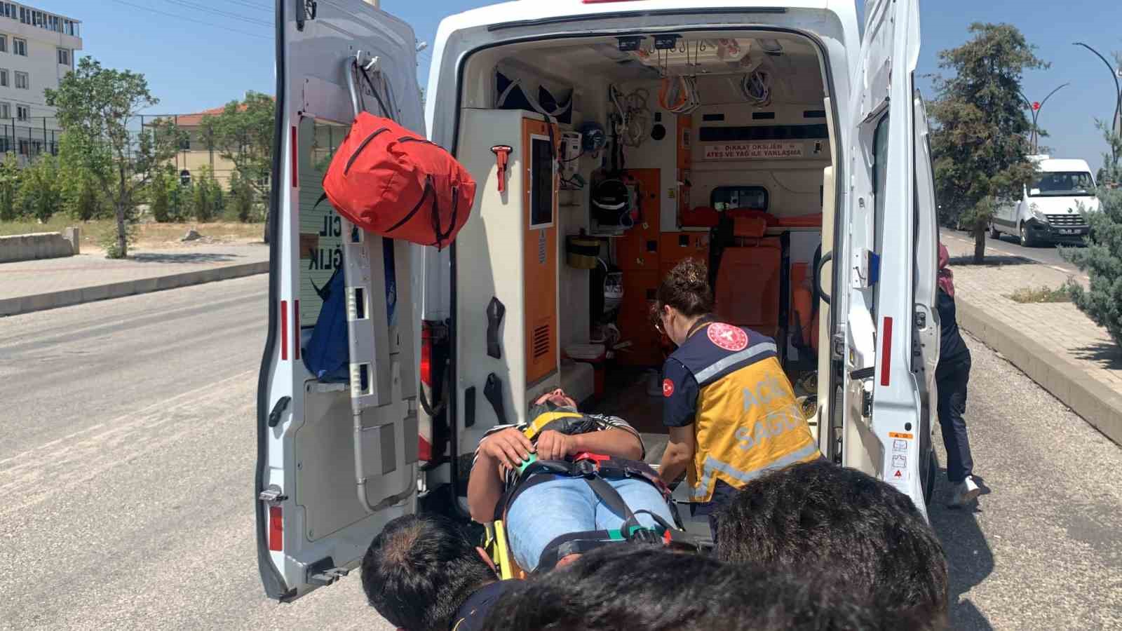 Karaman&rsquo;da hafif ticari ara&ccedil; aydınlatma direğine &ccedil;arptı: 1 yaralı
