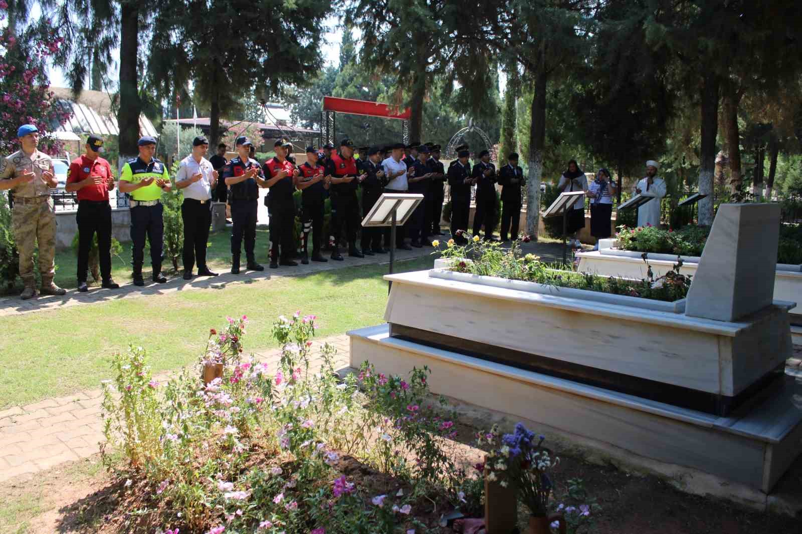 Jandarma, şehitleri kabri başında andı