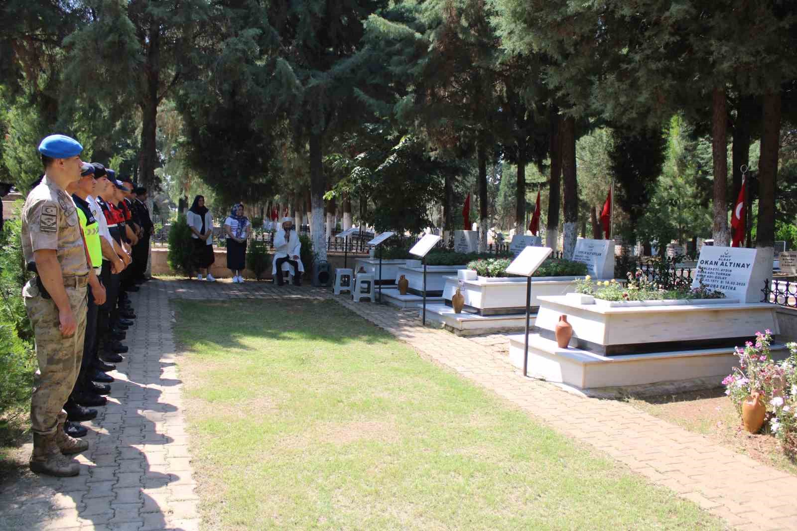 Jandarma, şehitleri kabri başında andı
