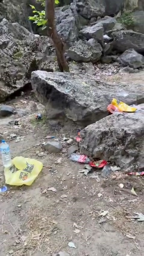 Herkesin gelip görmek istediği şelaleyi, çöplüğe çevirdiler
