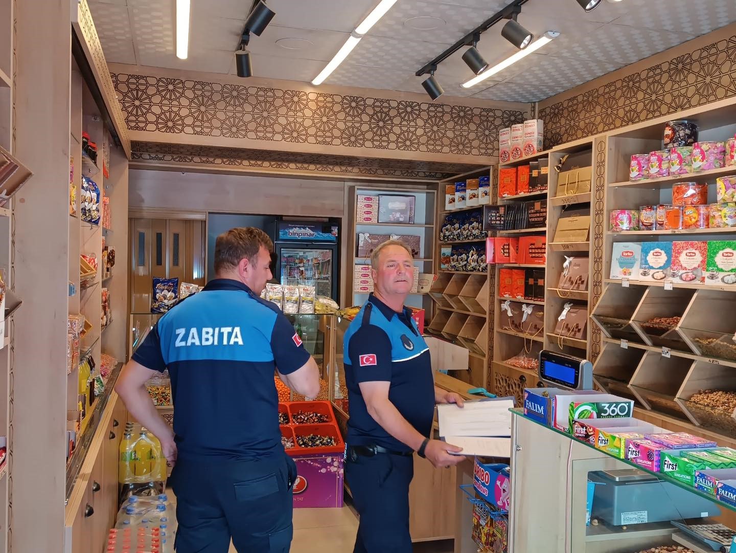 Zabıta ekipleri bakkal, büfe ve tekel bayilerinde denetimlerini sürdürüyor
