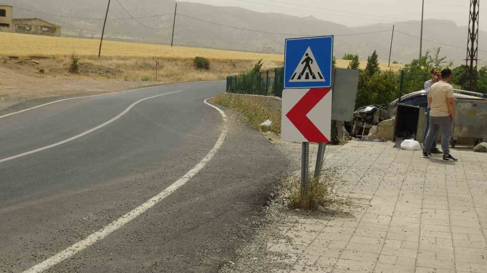 Batman’da virajı alamayan sürücü, mesire alanı duvarına çarptı: 3 yaralı
