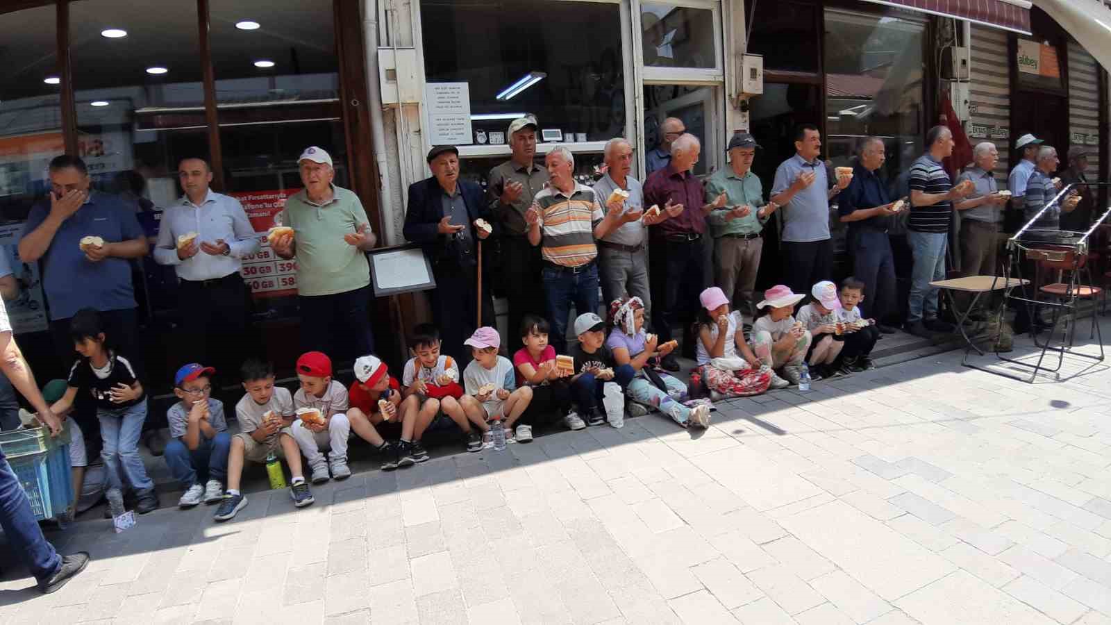 Ahilik geleneğine katılan minikler ellerini semaya açtı

