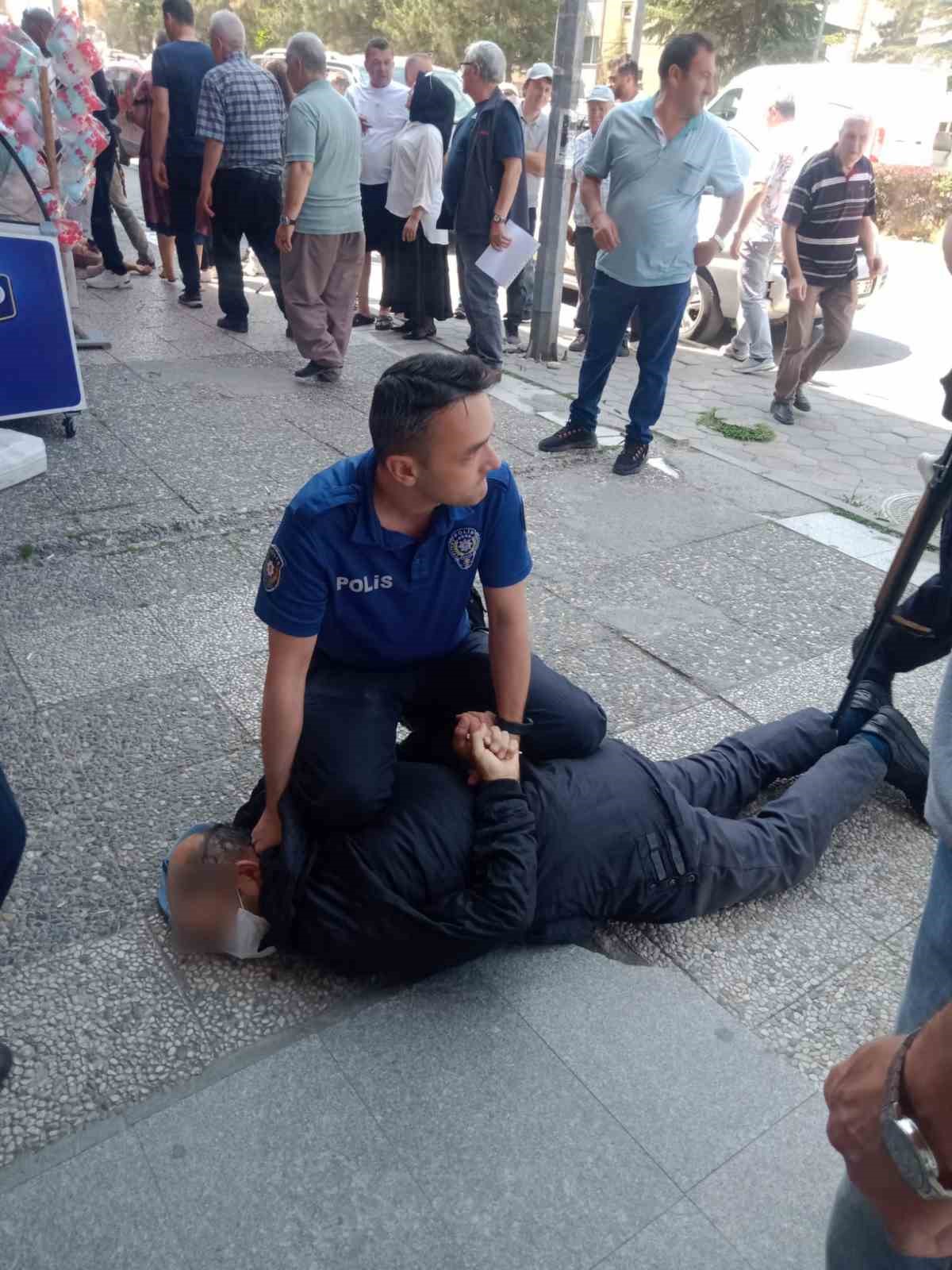 Kredi verilmeyince pompalı tüfekle bankayı bastı
