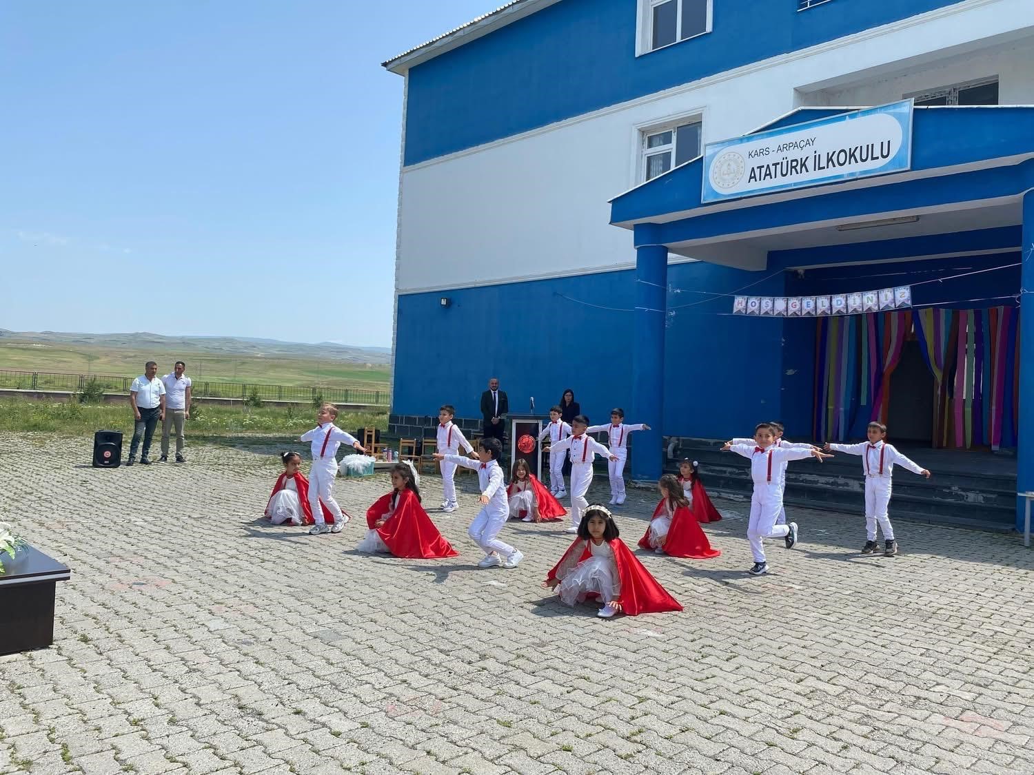 Kars&rsquo;ta &ouml;ğrencilerden coşkulu yılsonu şenliği
