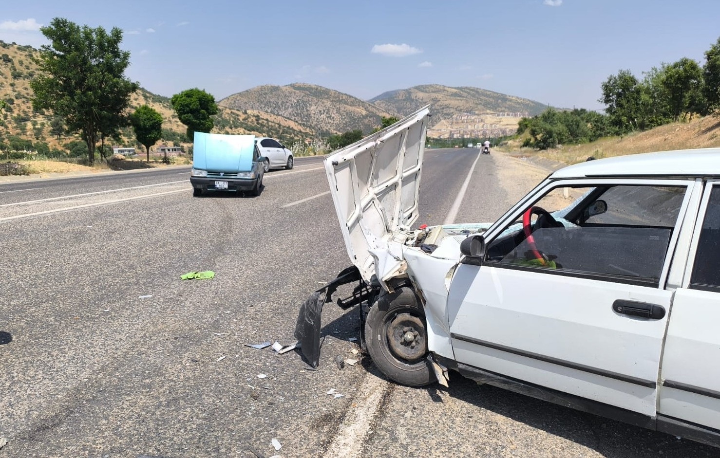 İki otomobil çarpıştı: 2 yaralı