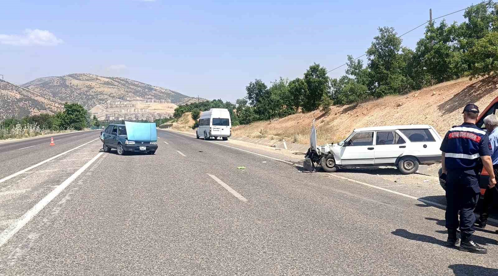 İki otomobil &ccedil;arpıştı: 2 yaralı
