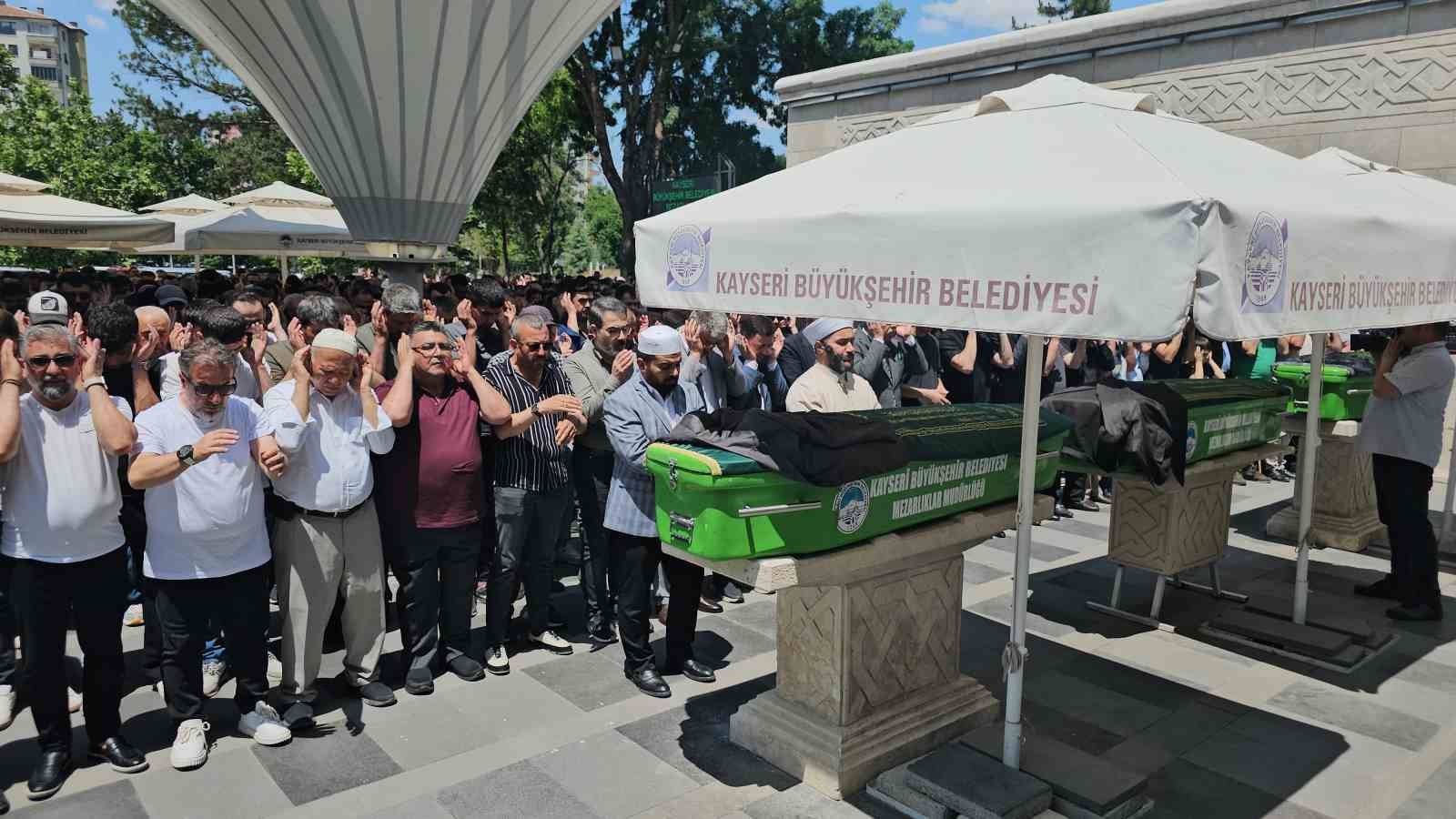 İşadamı Sarptaş son yolculuğuna uğurlandı
