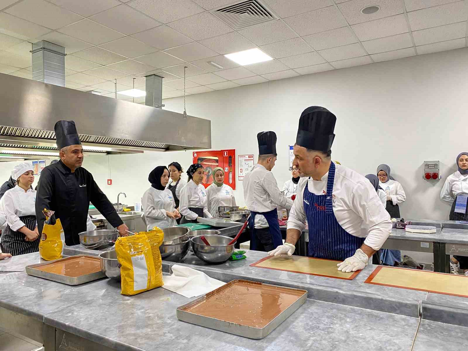 Şefler lezzet sırlarını öğrencilerle paylaştı