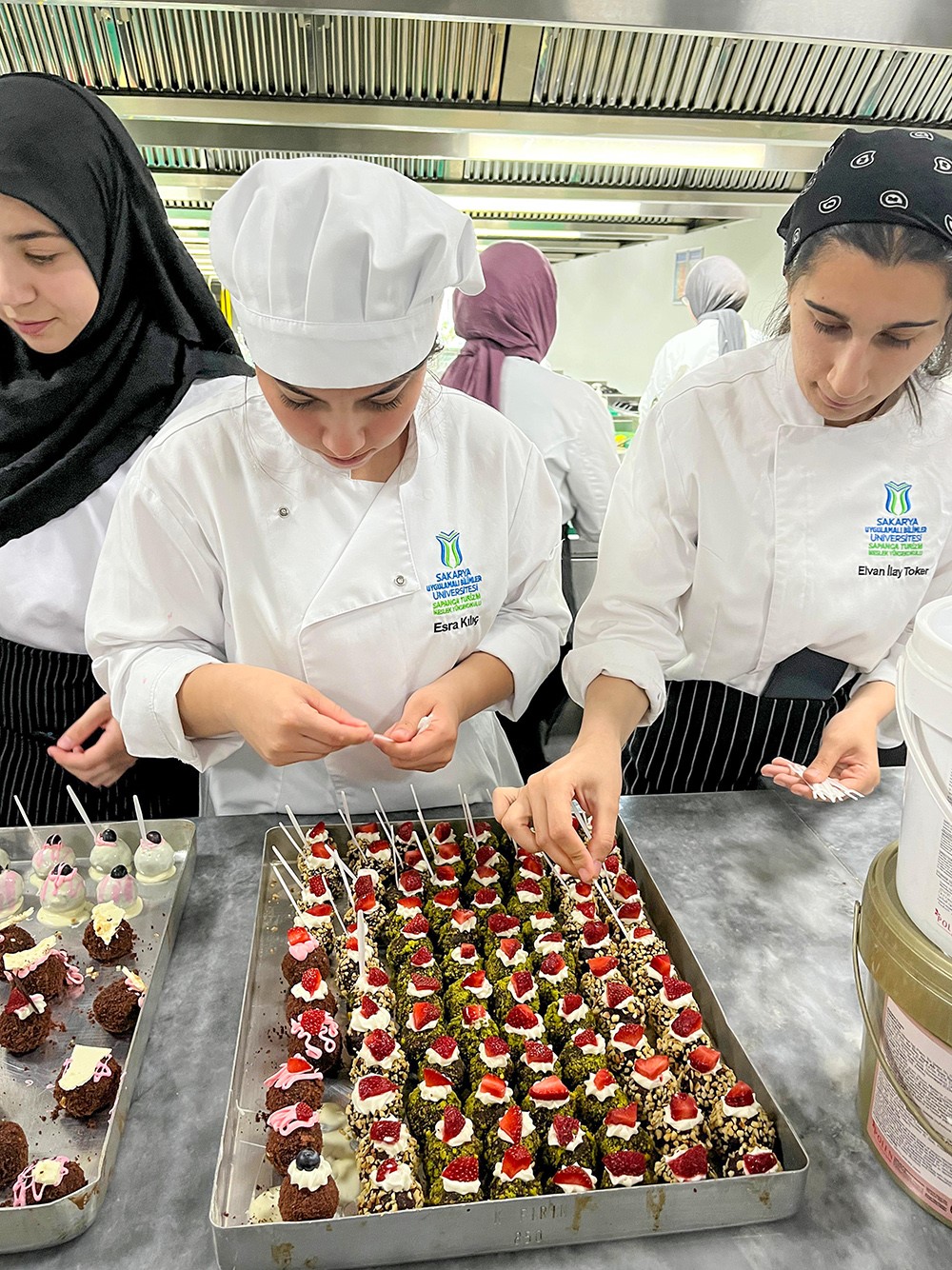 Şefler lezzet sırlarını &ouml;ğrencilerle paylaştı
