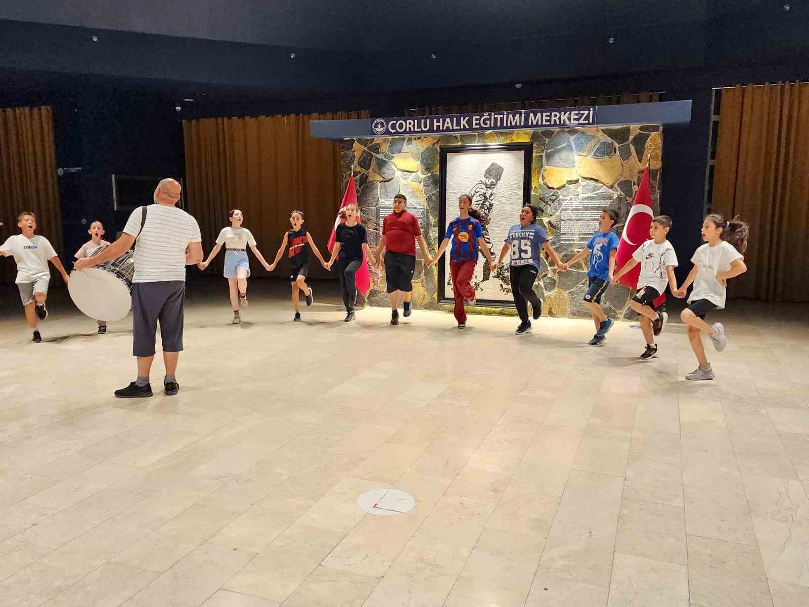 Çorlu Melahat Kozar İlkokulu Halk Oyunları Ekibi bölge şampiyonu