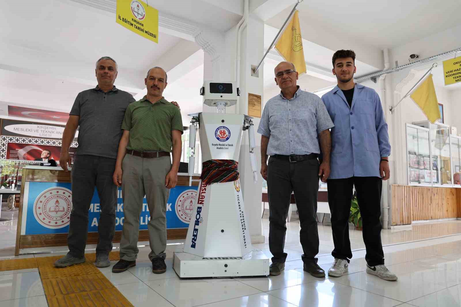Kırşehirli öğrencilerden mihmandar robot: ’AhiBot’ okula gelenleri karşılıyor