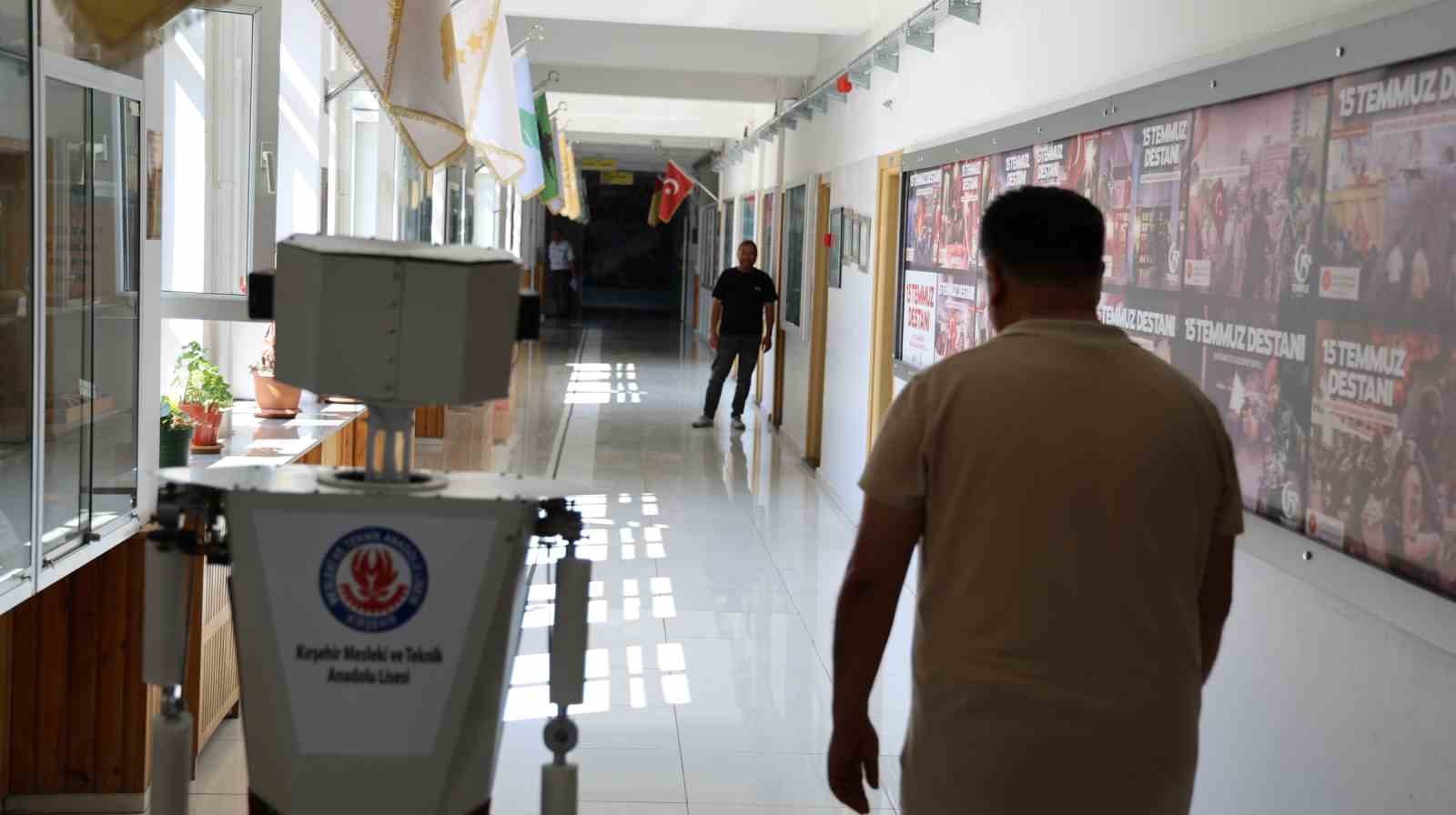 Kırşehirli &ouml;ğrencilerden mihmandar robot: &rsquo;AhiBot&rsquo; okula gelenleri karşılıyor

