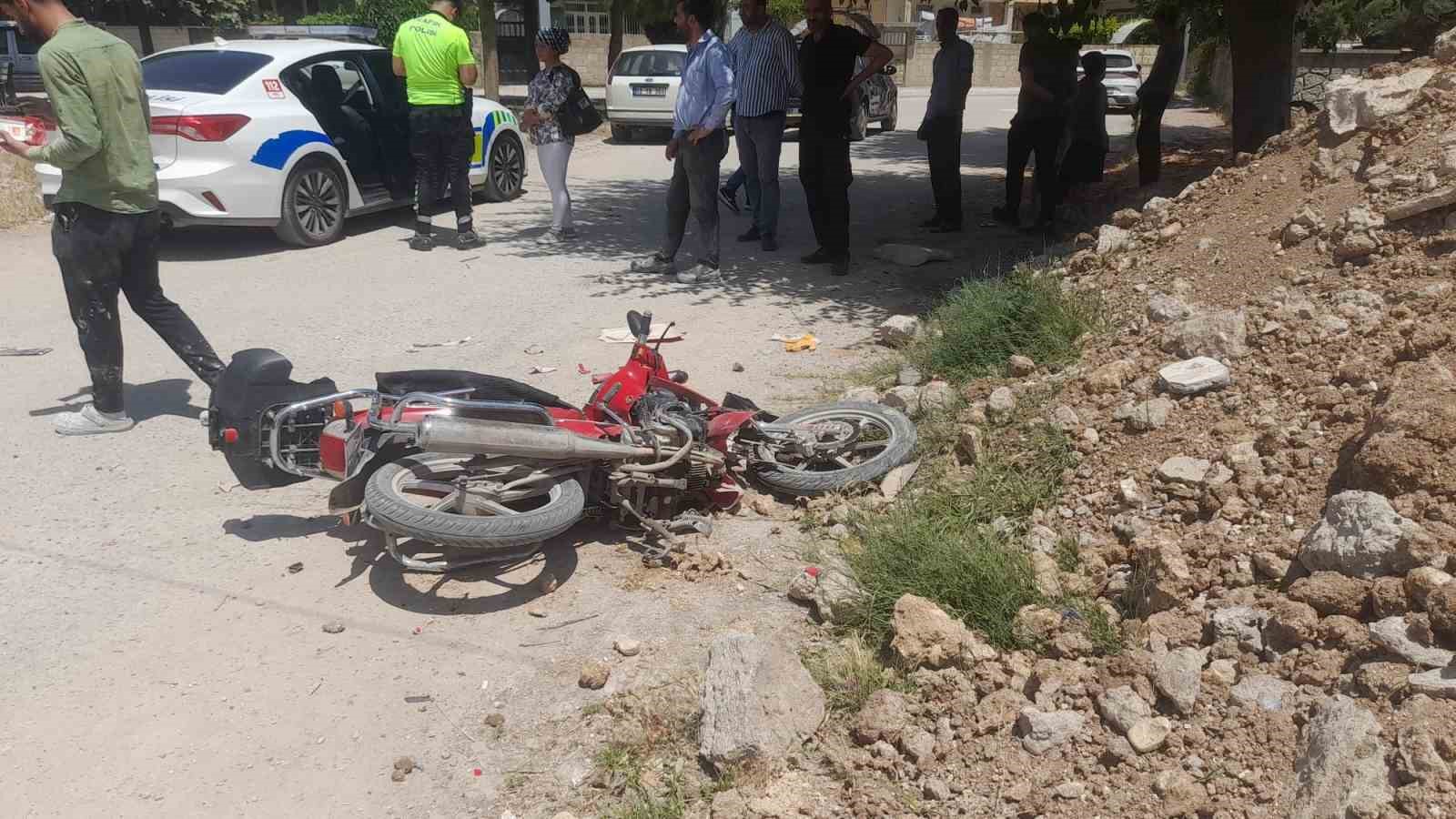 Motosikletle otomobil &ccedil;arpıştı: 1 yaralı
